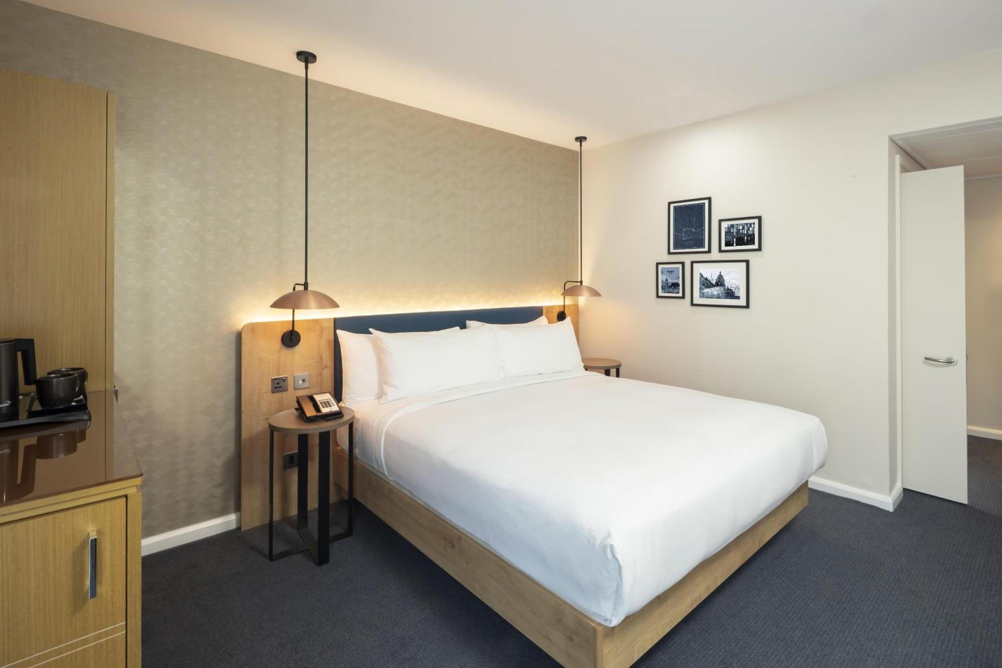 Queen Room River View Mobility Access