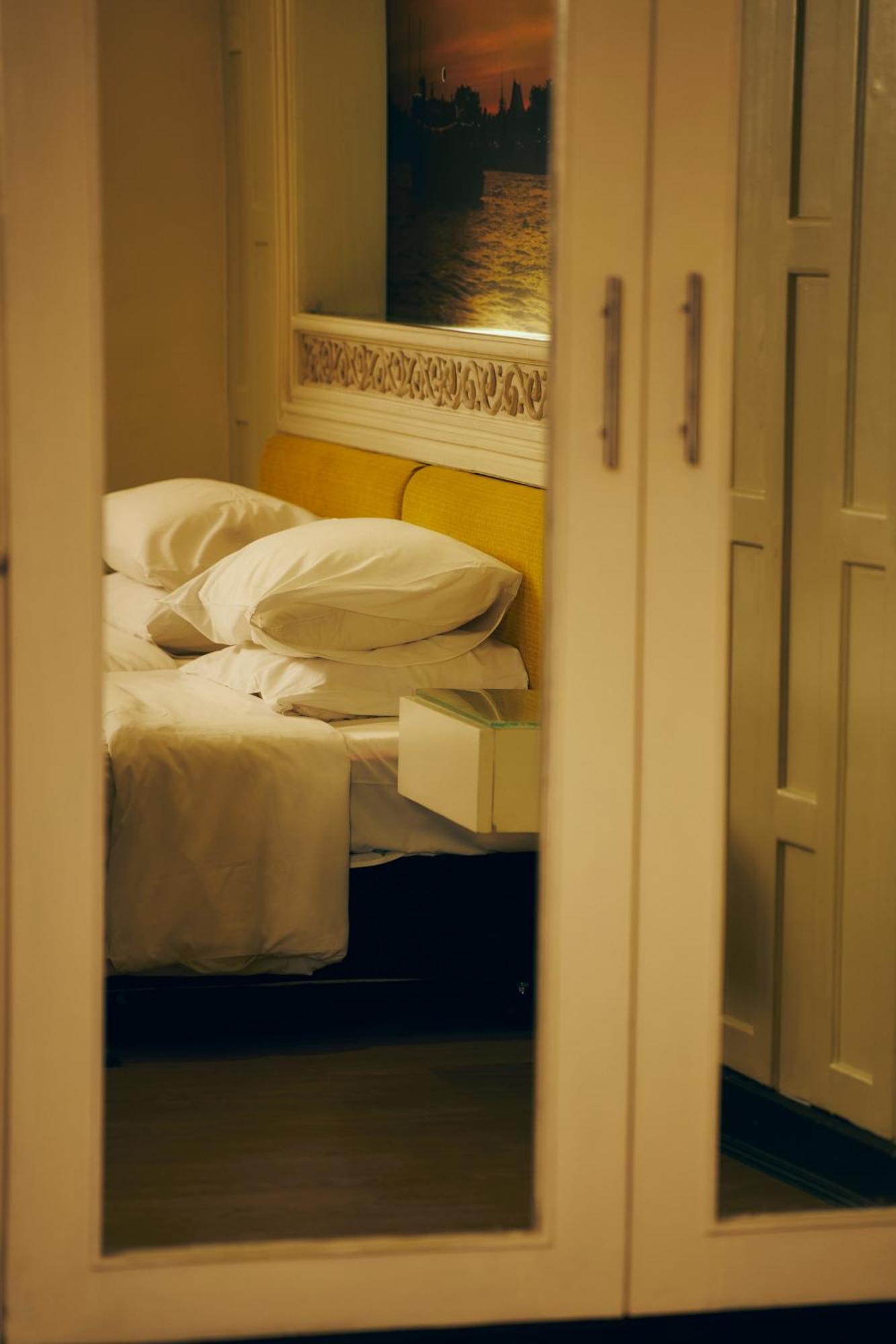 Studio King Bed Corner Wing