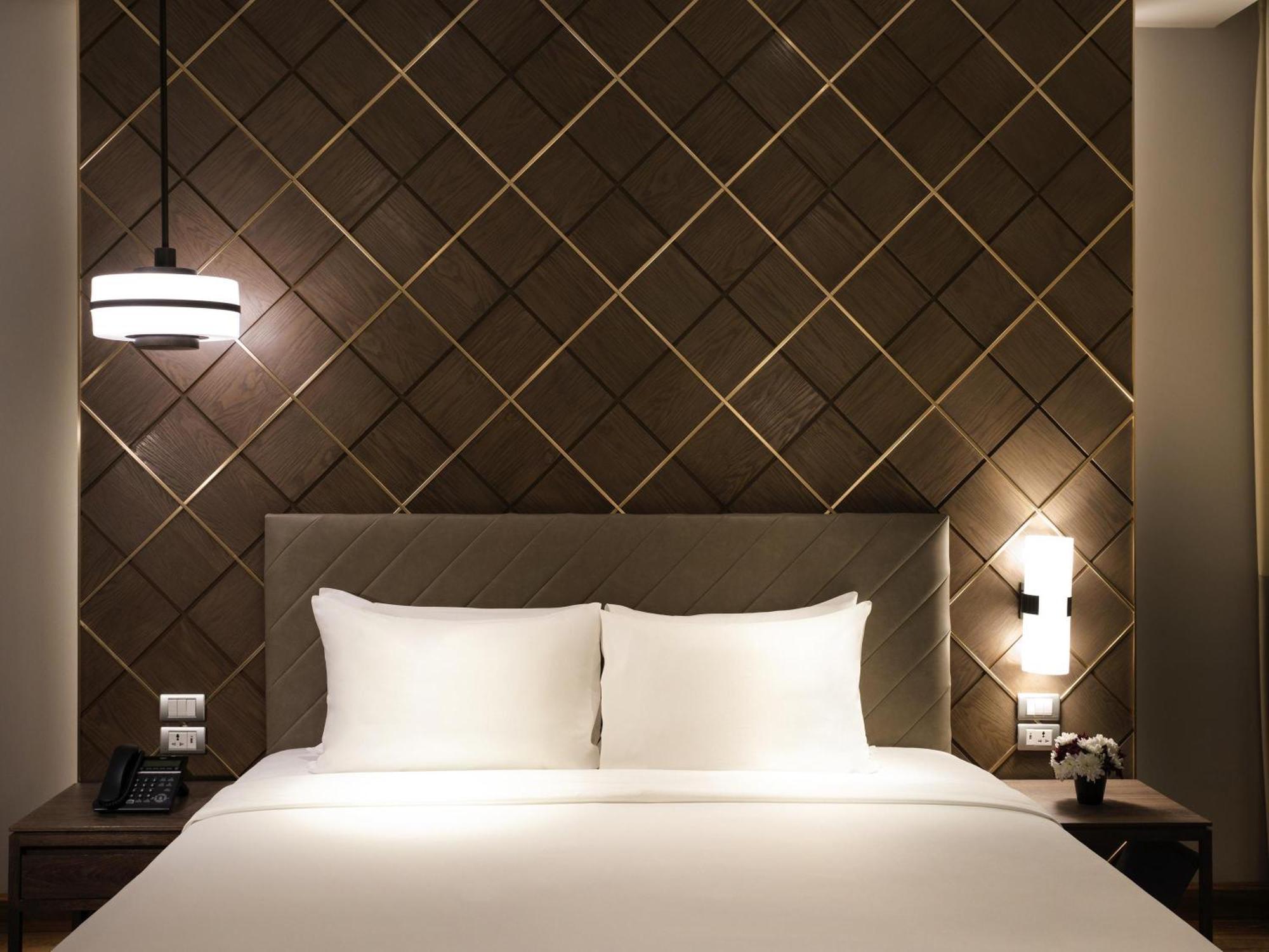 Deluxe King Suite City View