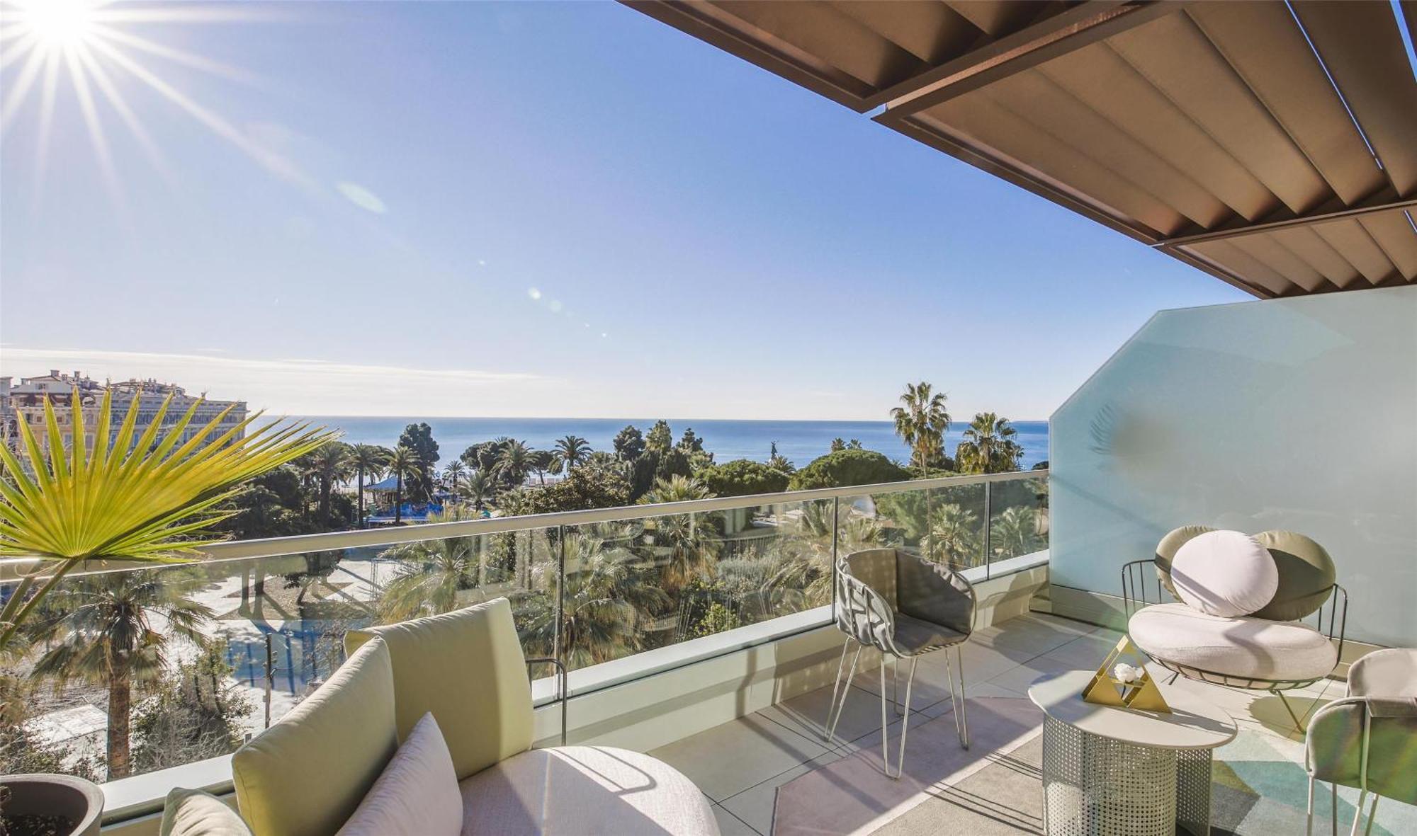 Junior Suite met Terras en Panoramisch Uitzicht op Zee