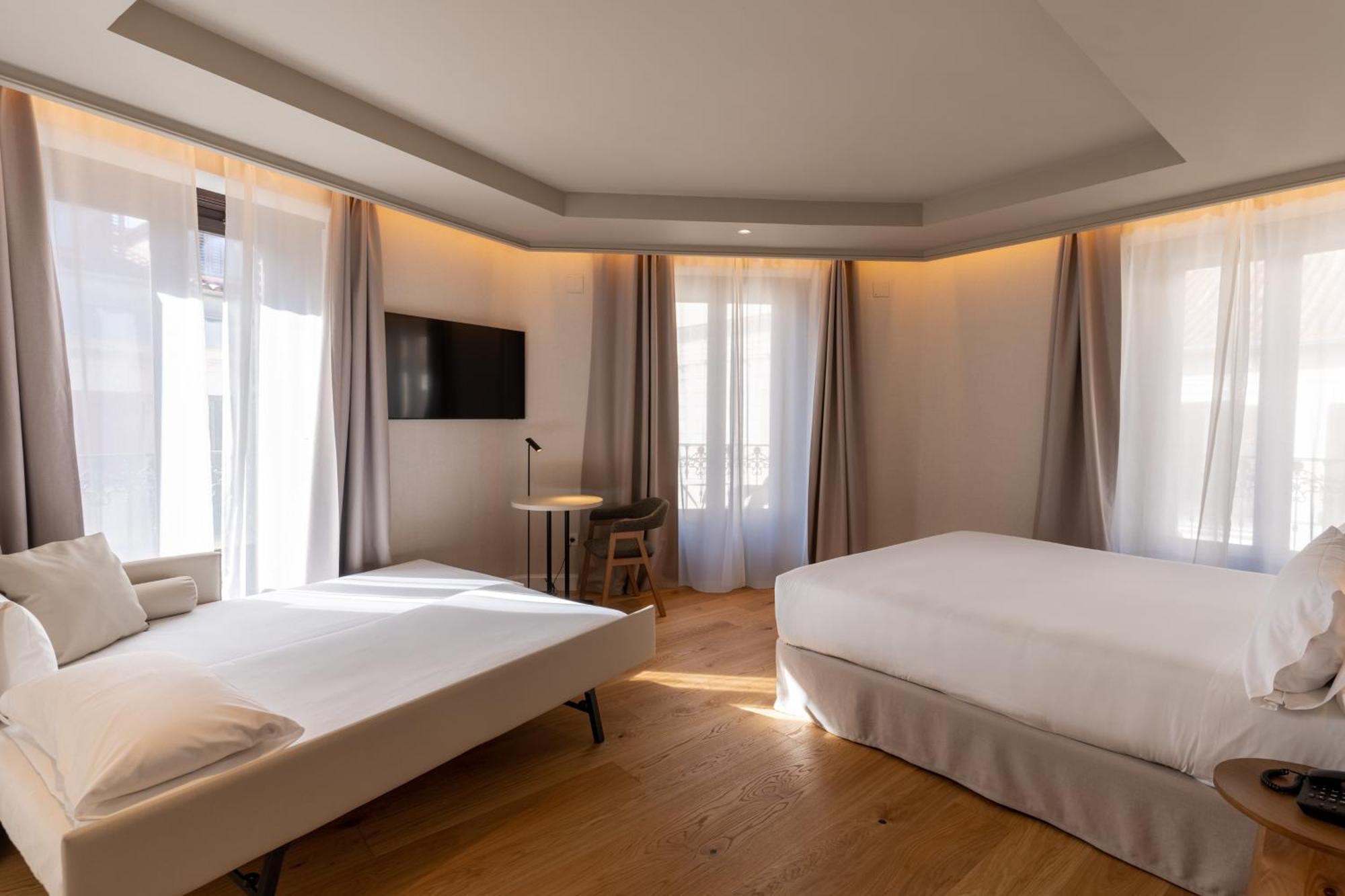 Deluxe King Room City View
