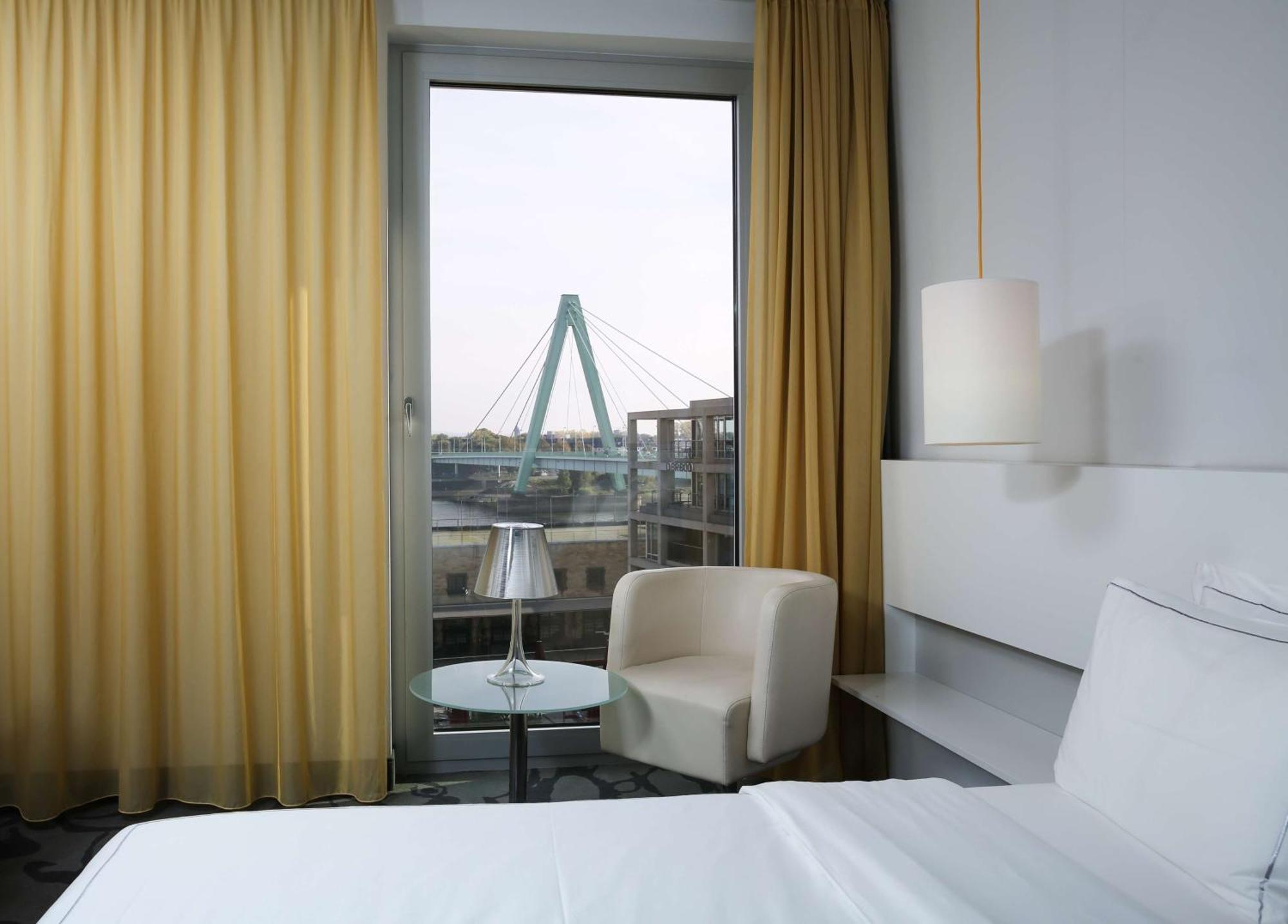 Art Kamer met Queensize Bed en Uitzicht op de Rijn