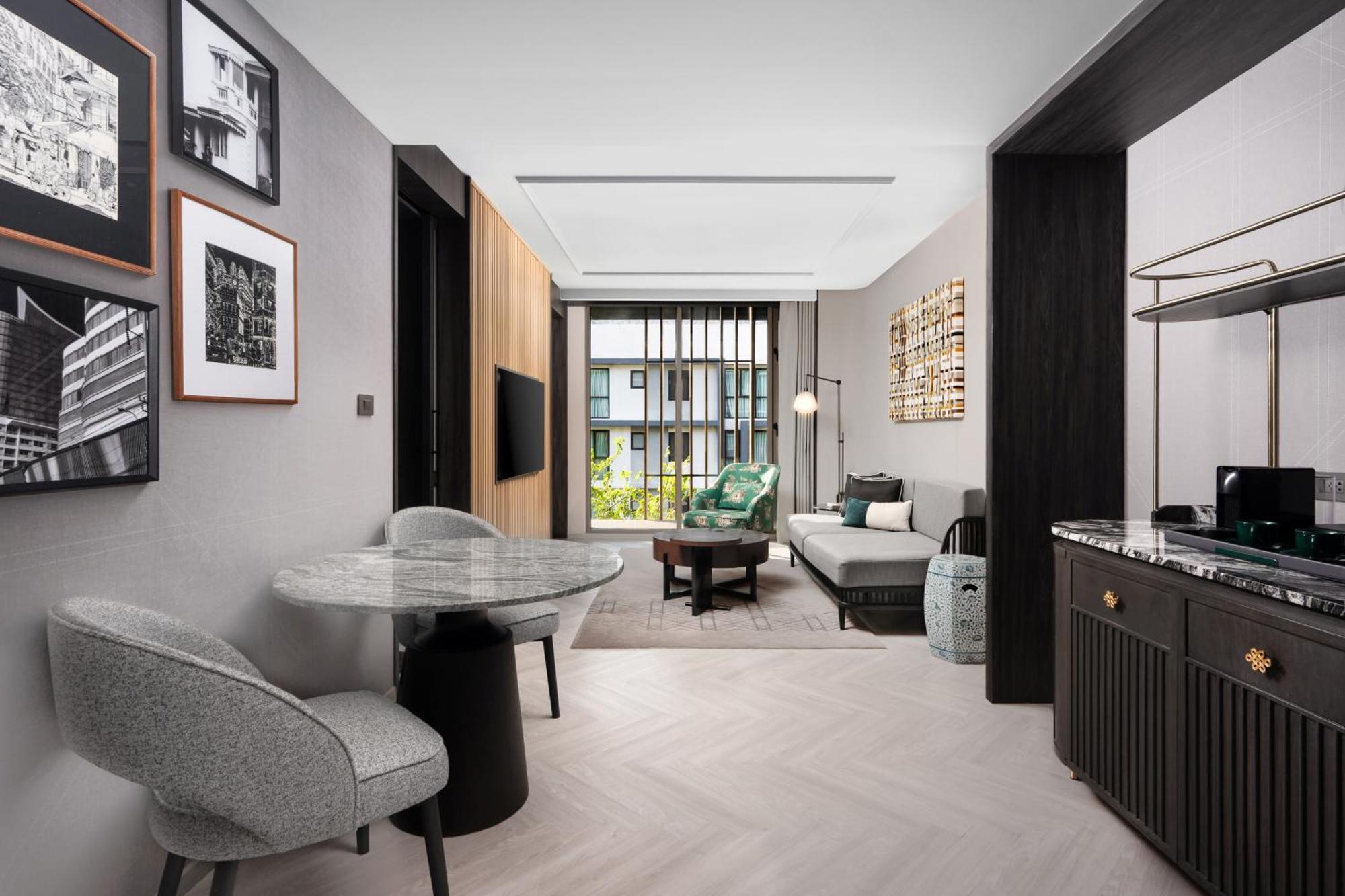 One-Bedroom Emerald King Suite Club Benefits