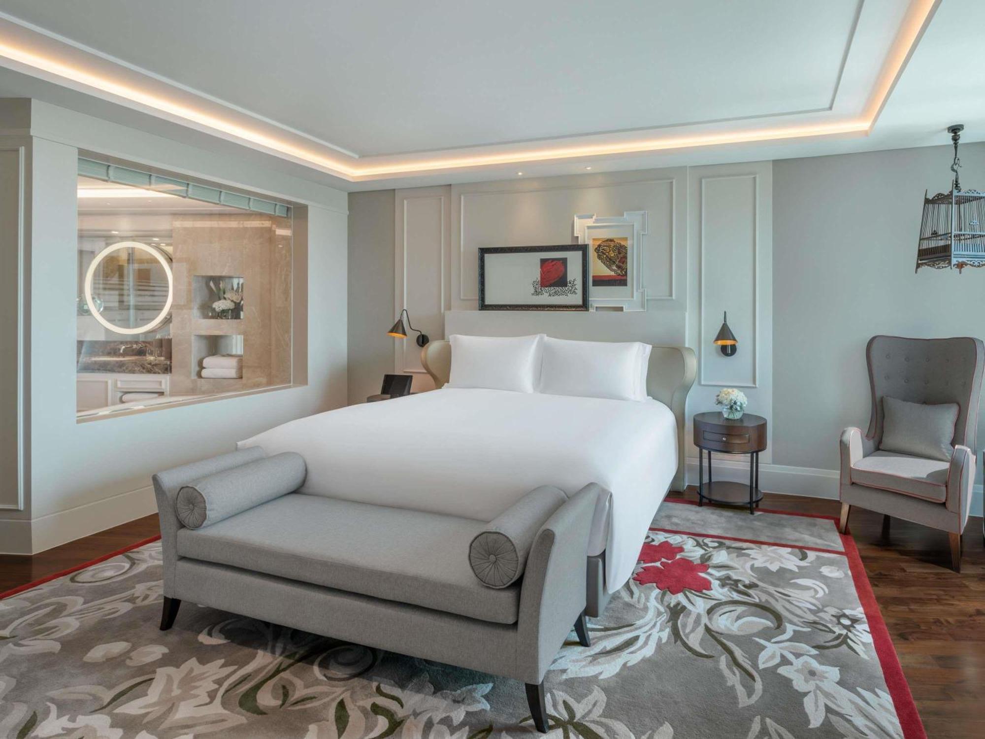 Legendary Suite King Bed Club Millésime Access
