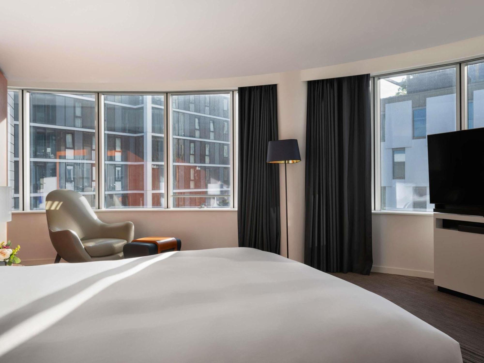 Junior Suite King Bed Working Space