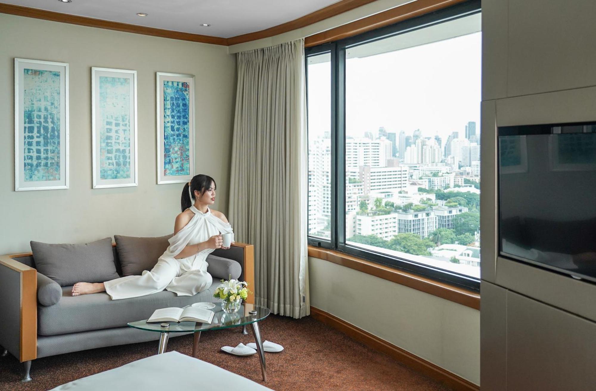 Grand Executive Suite 1 King Bed Executive Lounge Access on Food Soft Beverage