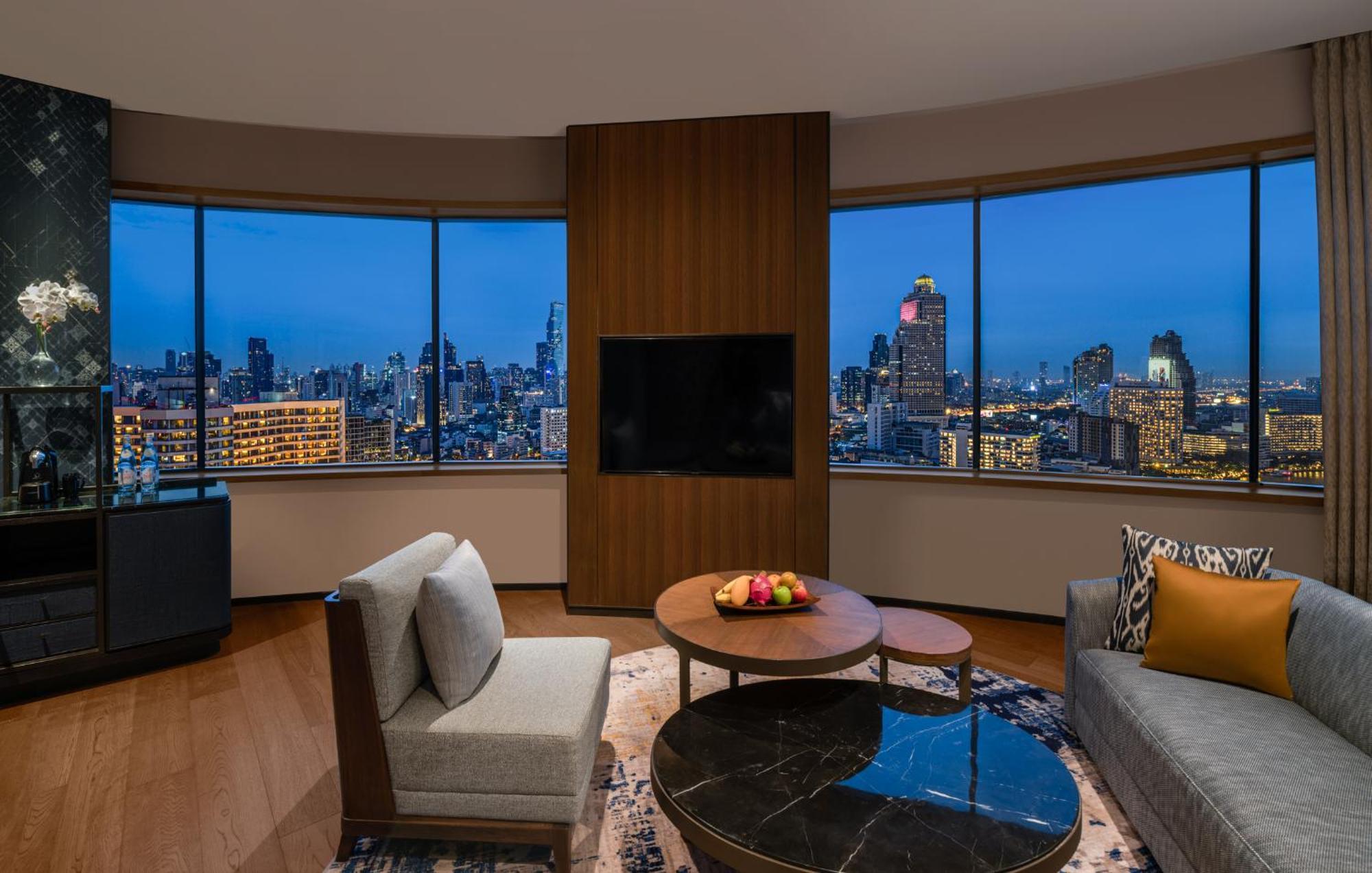Panoramic Executive Suite Lounge Access