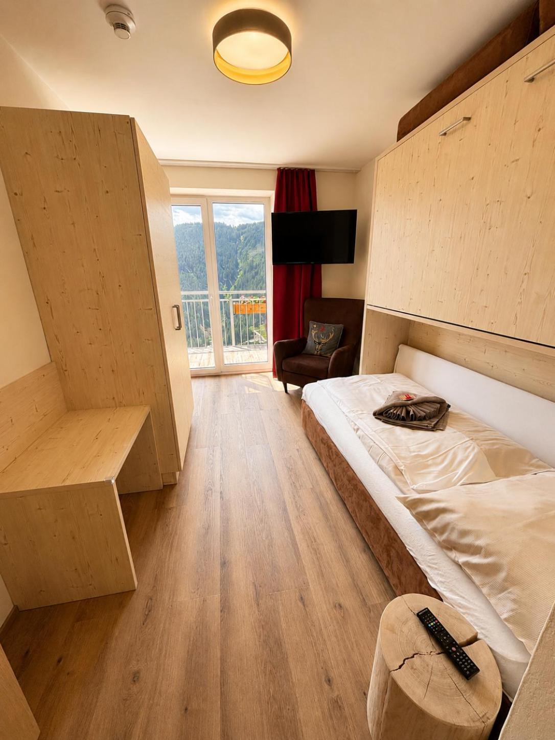 Three-Bedroom Apartment Lake View