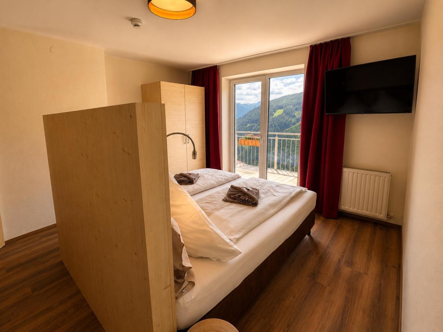 Three-Bedroom Apartment Lake View