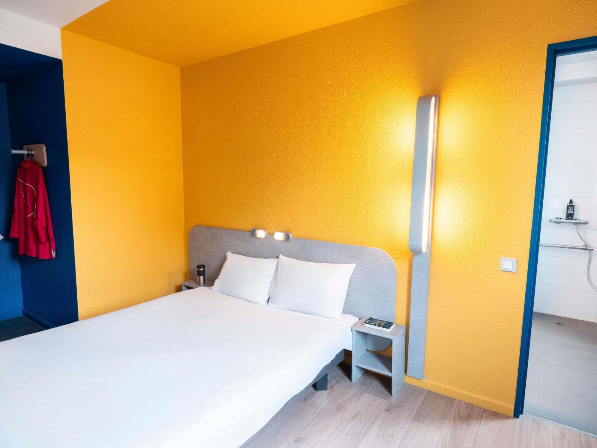 Kamer met Aangepast Queensize Bed voor Gasten met een Lichamelijke Beperking