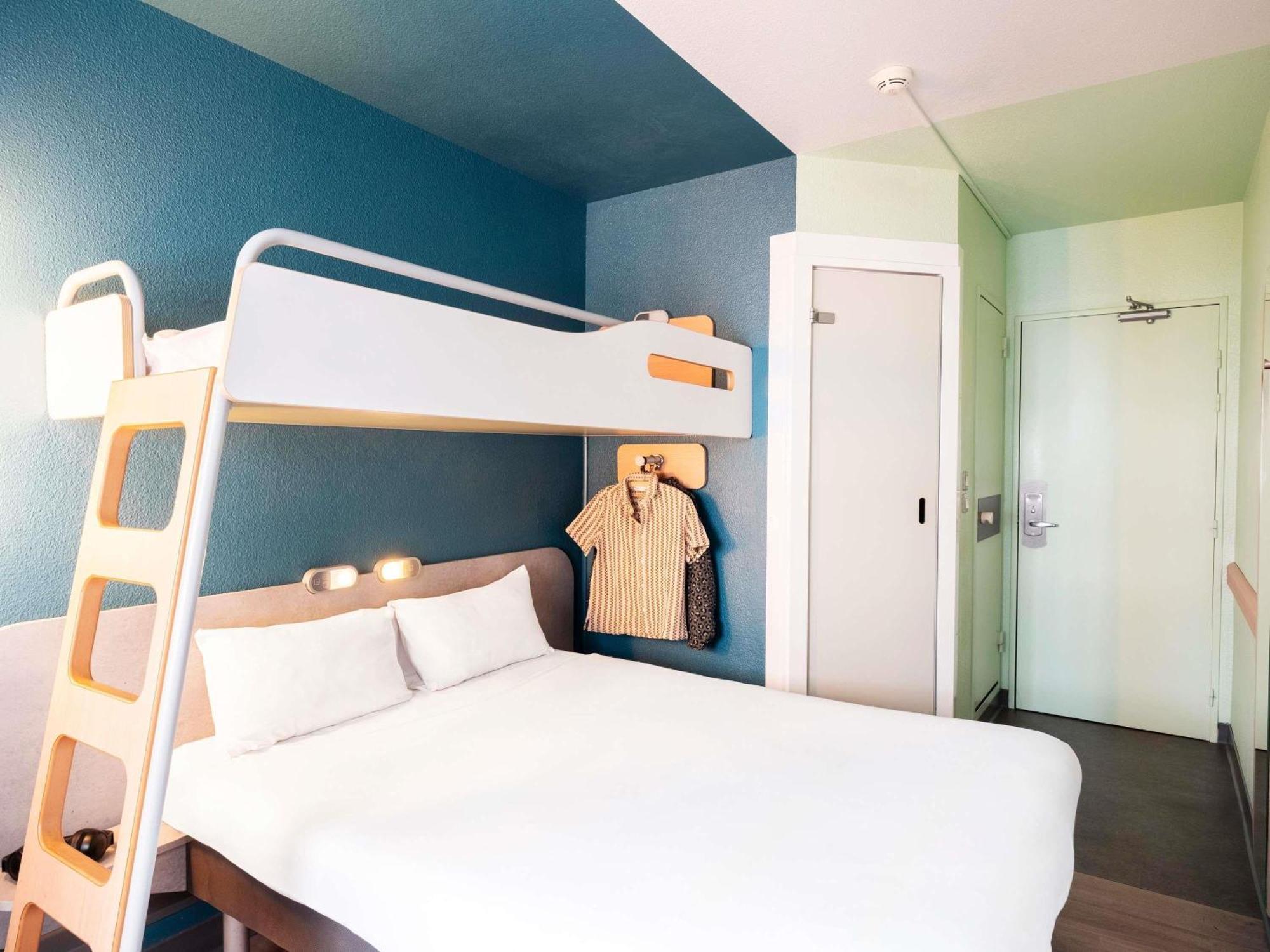 Driepersoonskamer met 1 Tweepersoonsbed en 1 Stapelbed