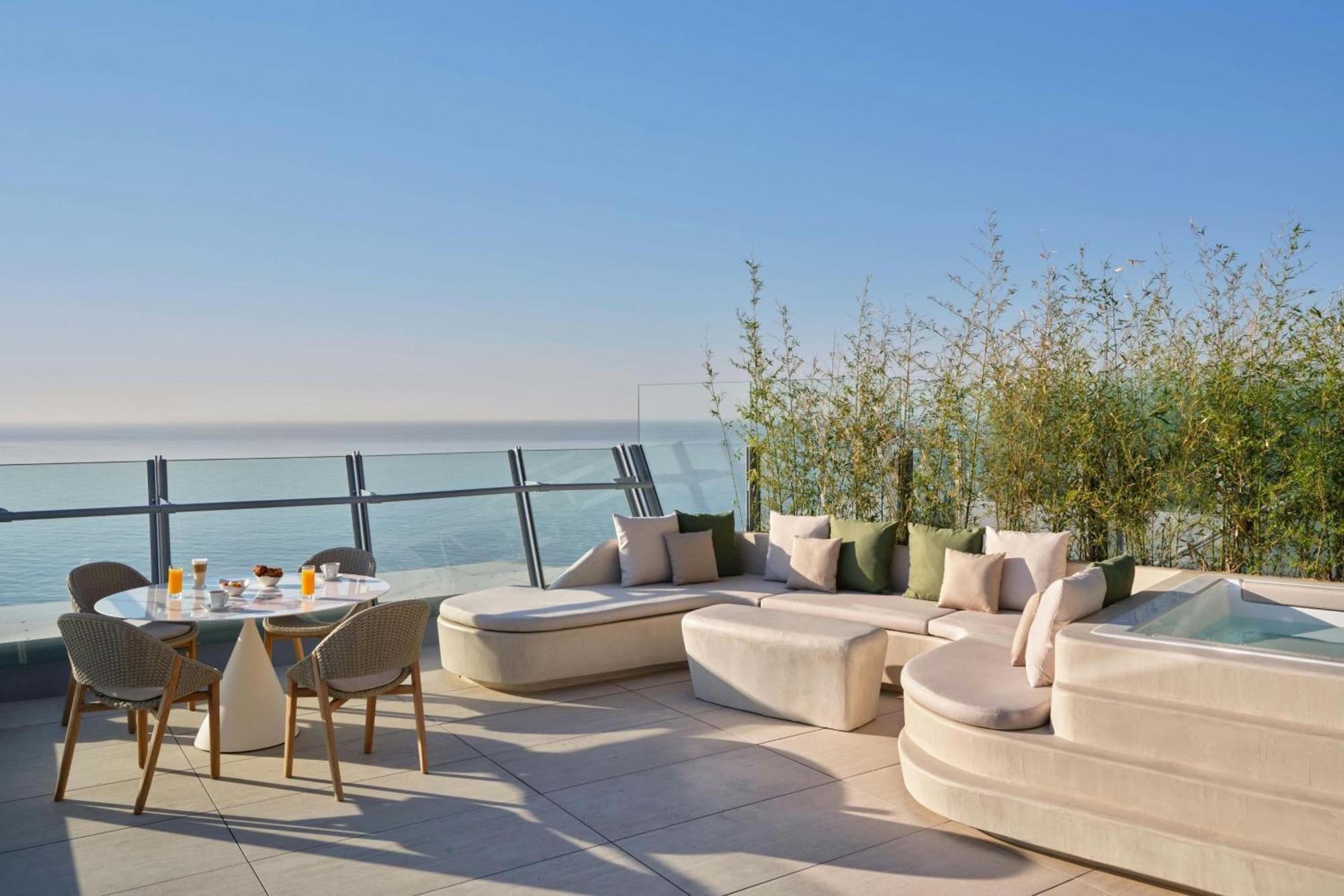 Onada Suite met kingsize bed, uitzicht op zee en terras