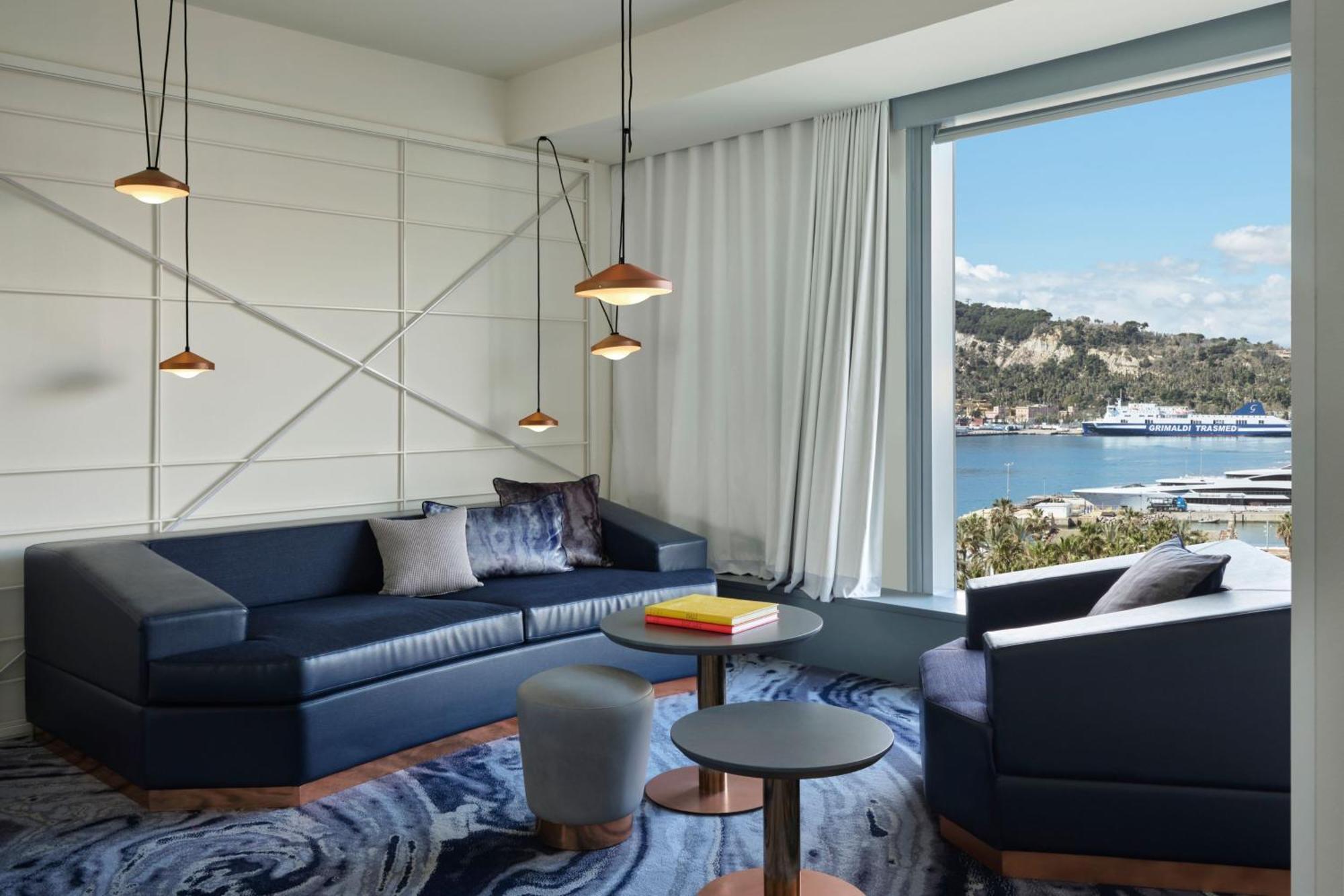 Studio Suite met kingsize bed, slaapbank en gedeeltelijk uitzicht op zee