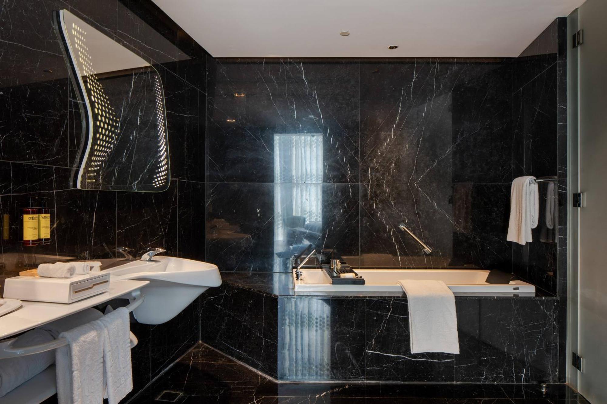 Extra ME Junior Suite Burj Khalifa View Jacuzzi