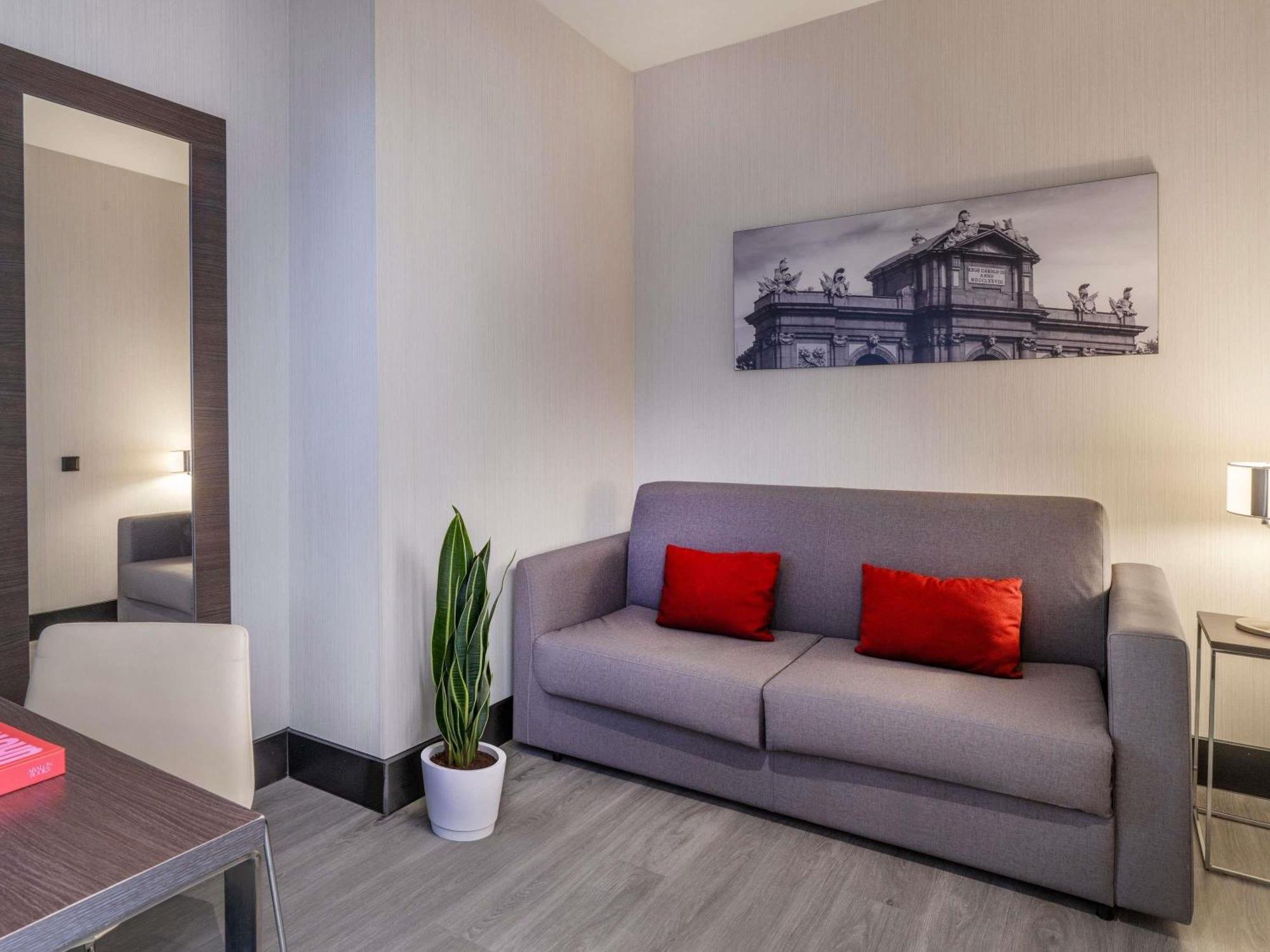 Executive Queen Room Lounge Area