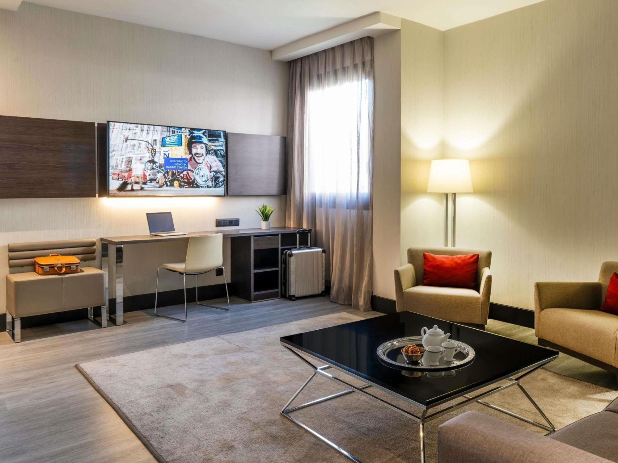 Executive Queen Room Lounge Area
