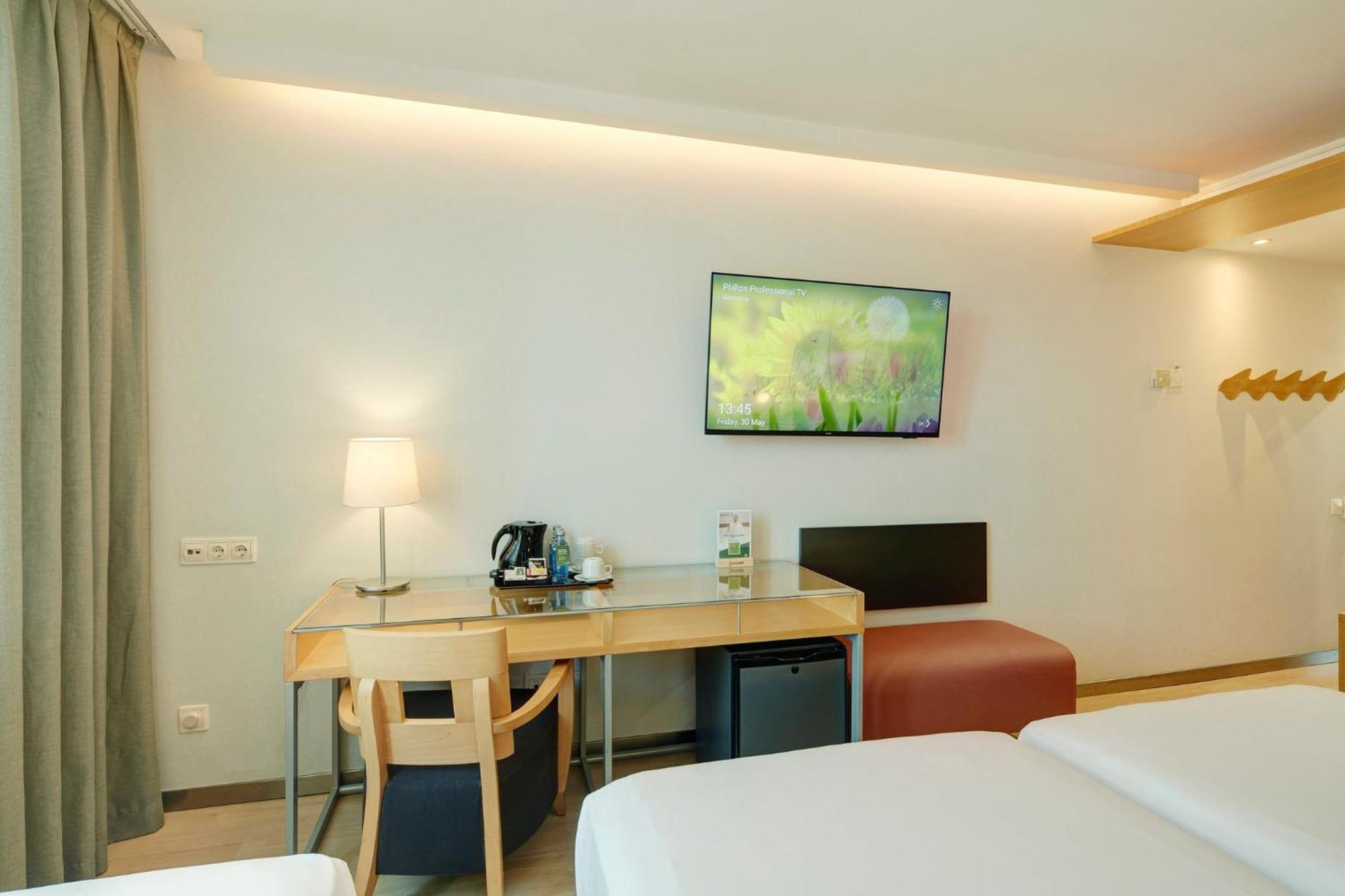 Tweepersoonskamer met 2 Aparte Bedden en een Extra Bed