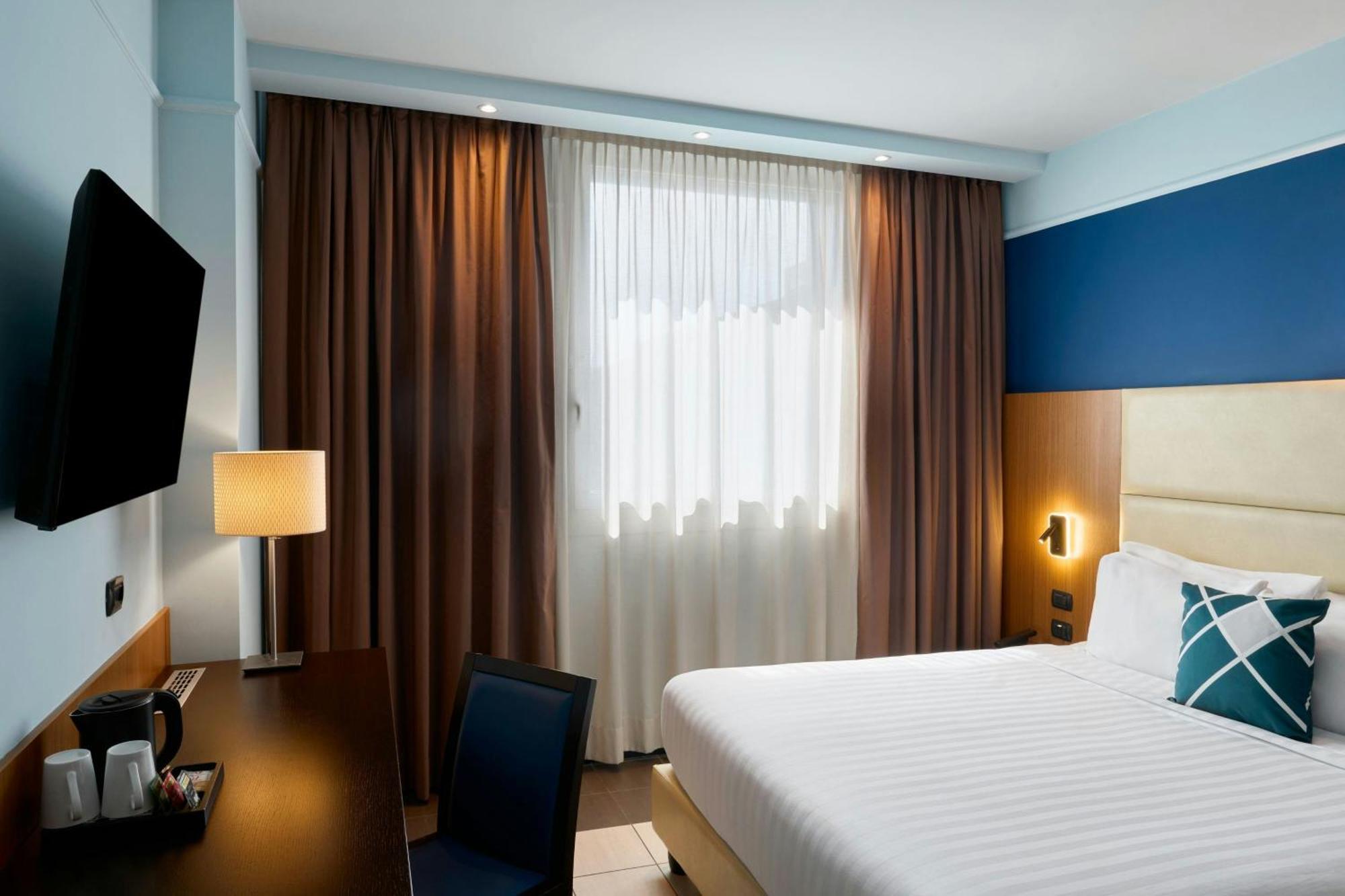 Superior Queen Room with City View - High Floor