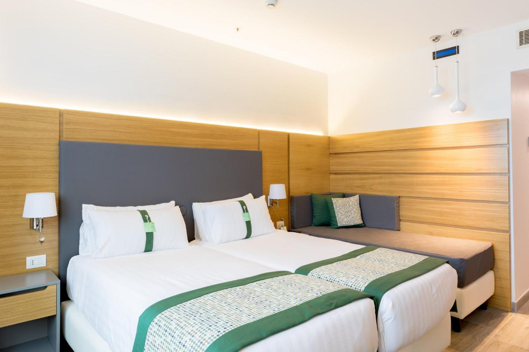 Premium Tweepersoonskamer met 2 Aparte Bedden en Slaapbank