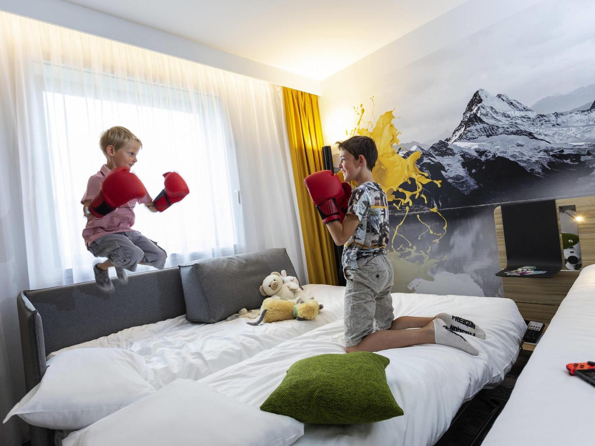 Superior Kamer met Queensize Bed en 2 Banken