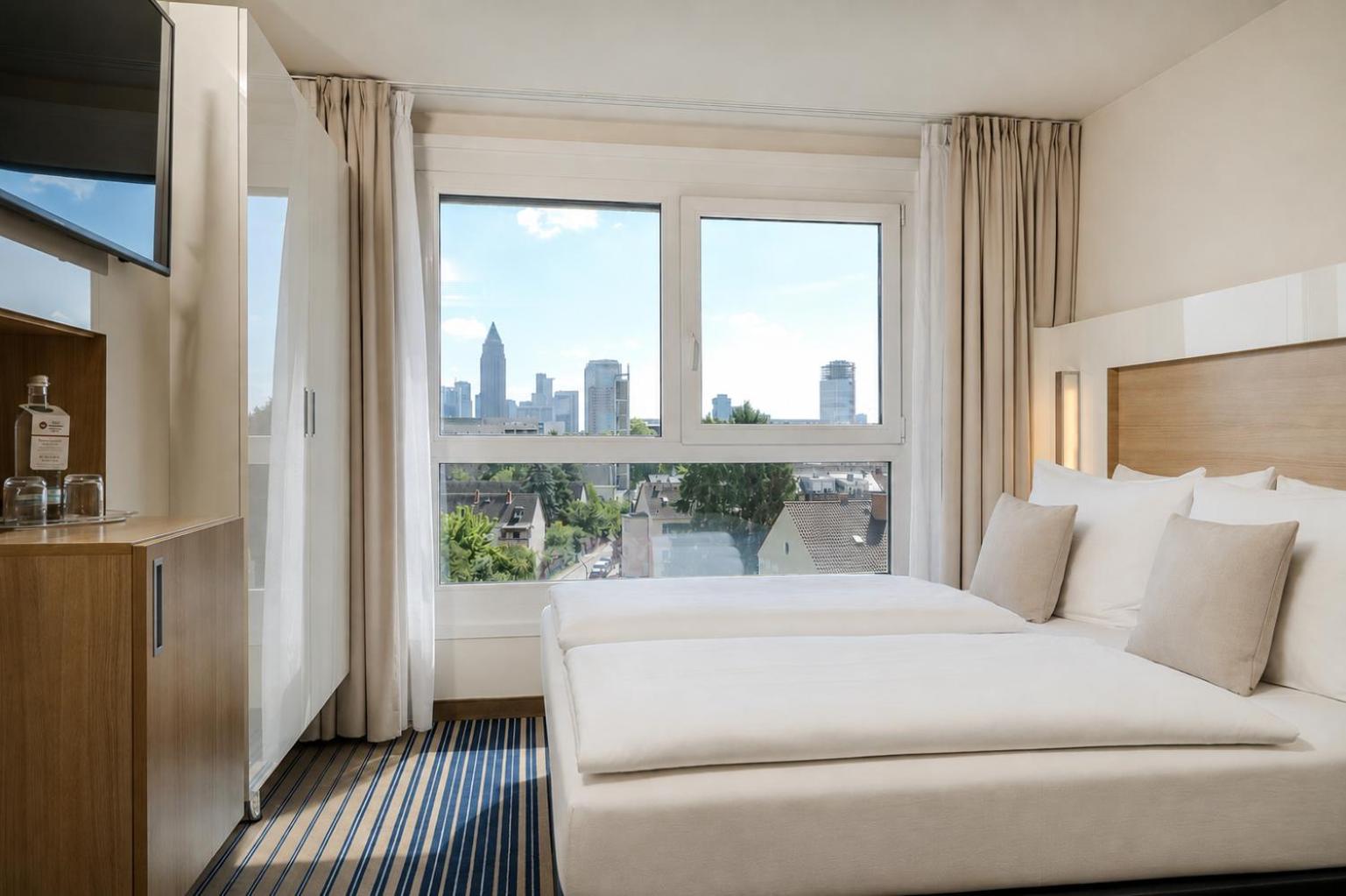 Kamer met Queensize Bed en Uitzicht op de Stad