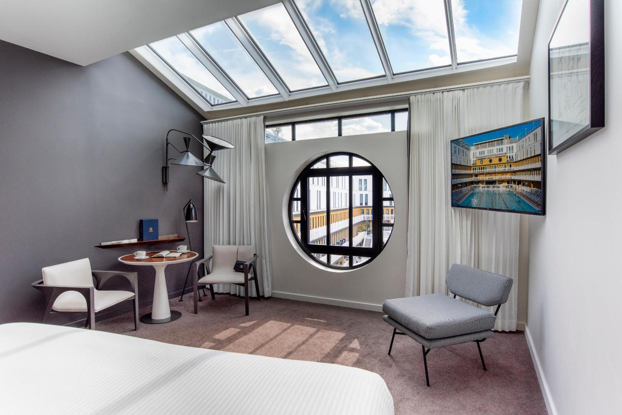 Hublot Executive Kamer met Kingsize Bed en Uitzicht op het Zwembad