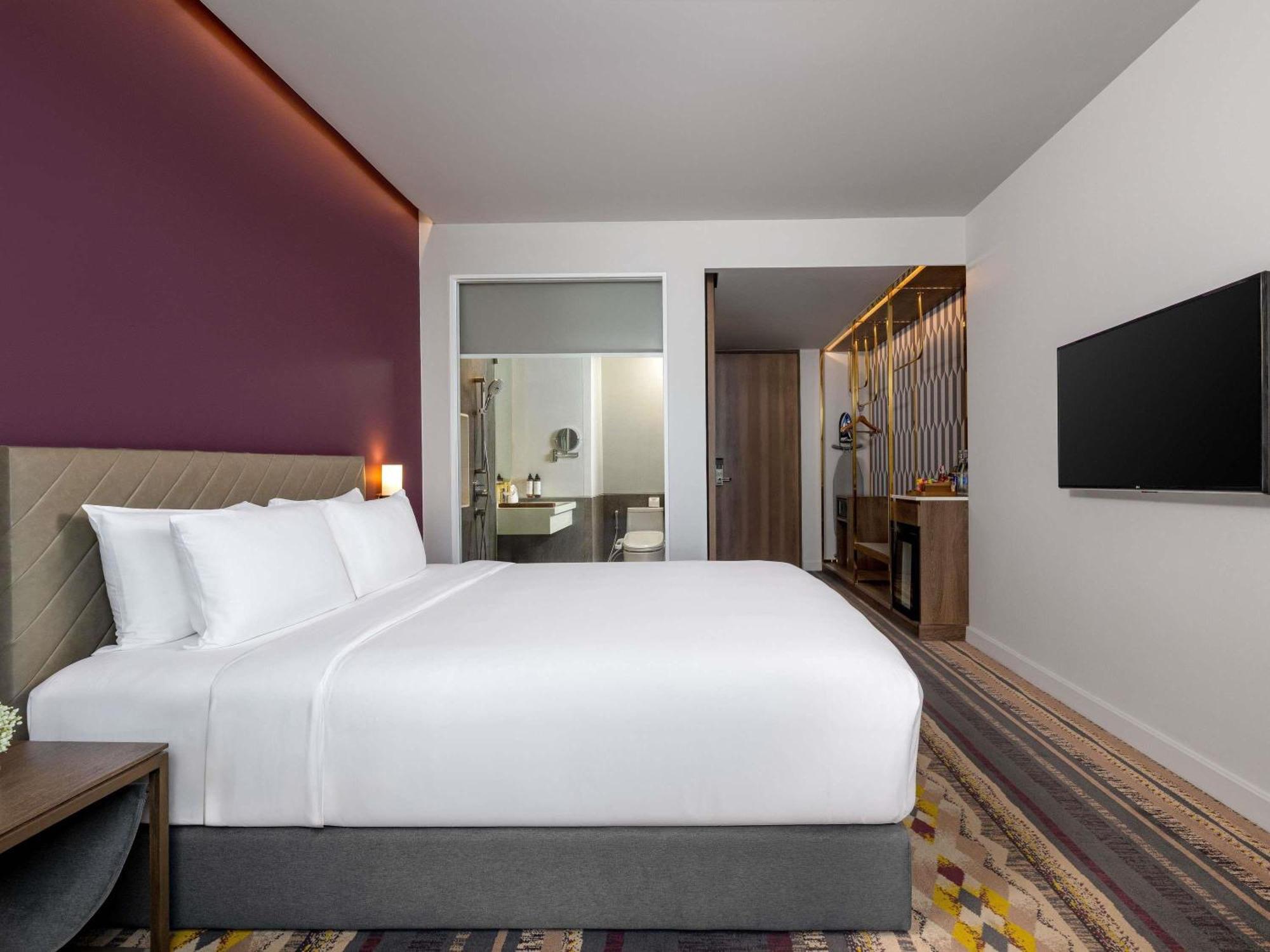 Superior King Room City View