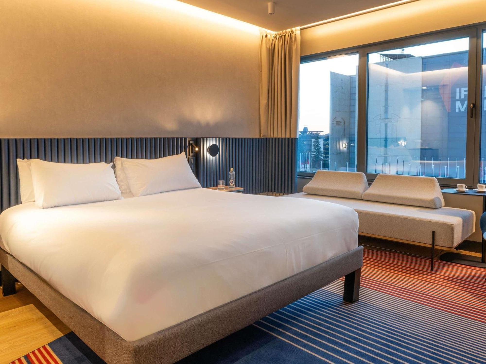 Executive Queen Room One Queen Bed the Deluxe Building