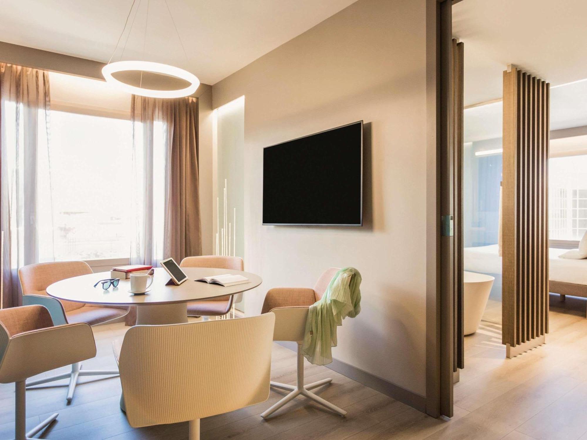 Junior Queen Suite Plaza Building