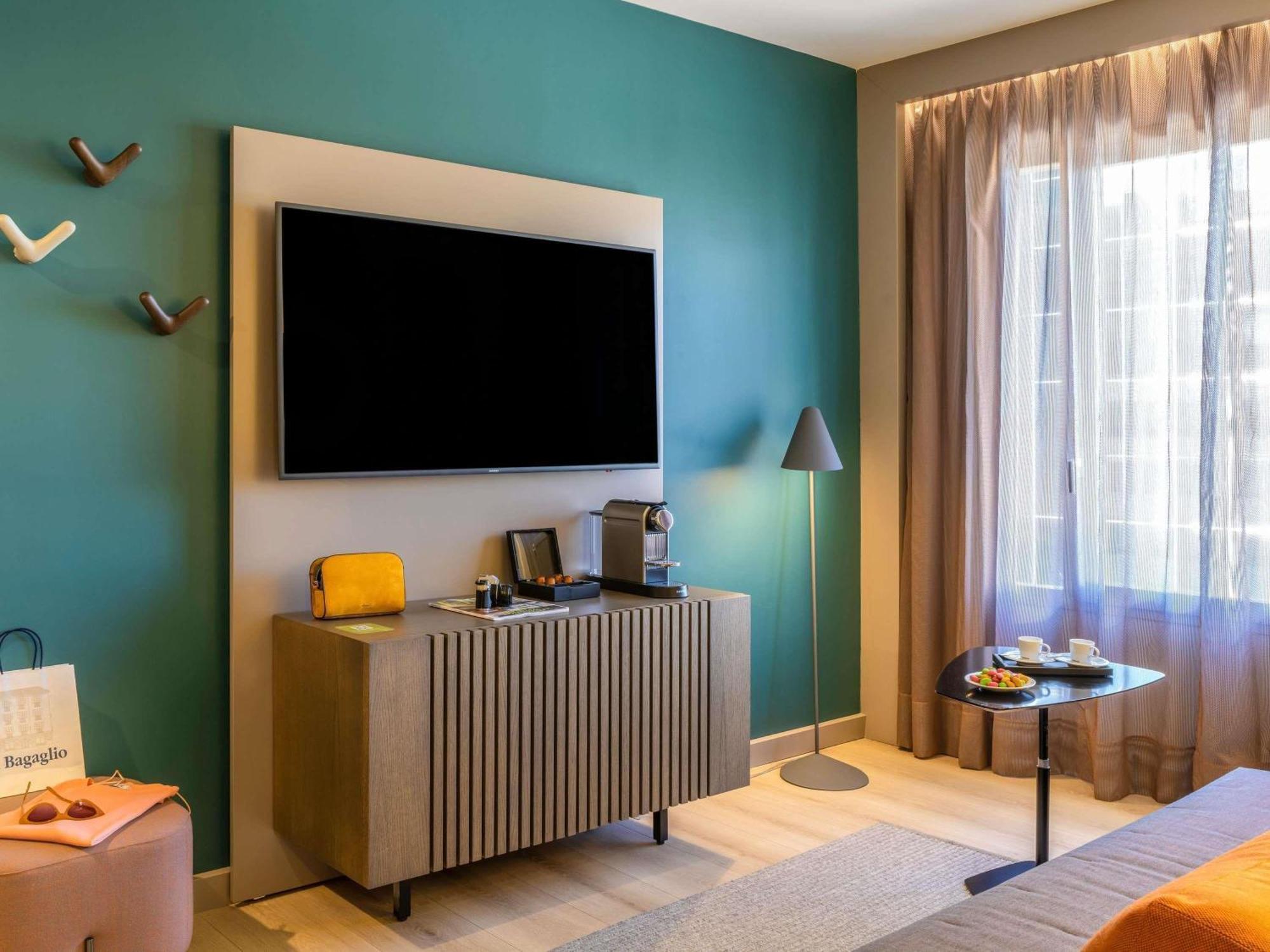 Junior Queen Suite Plaza Building