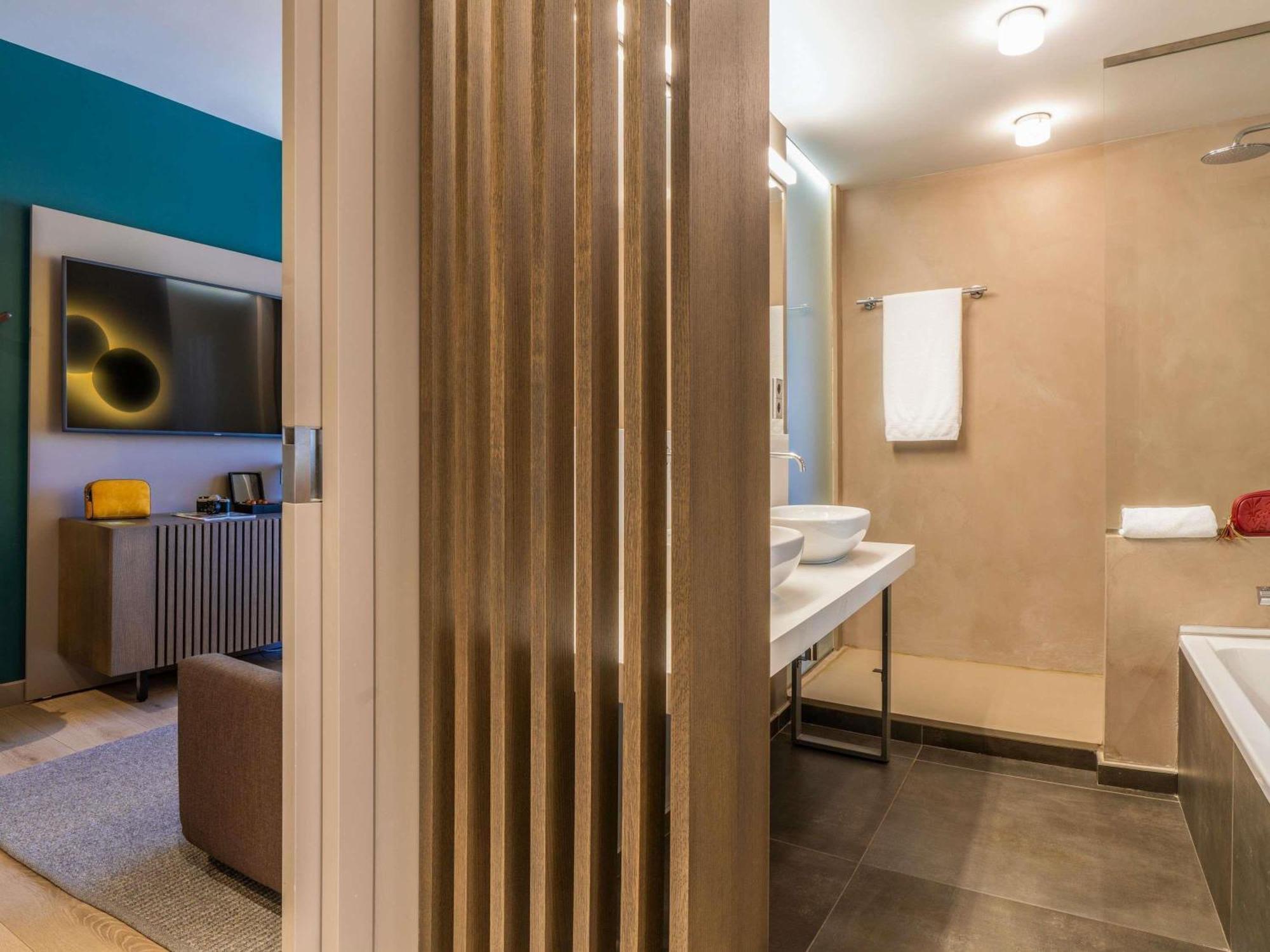 Junior Queen Suite Plaza Building