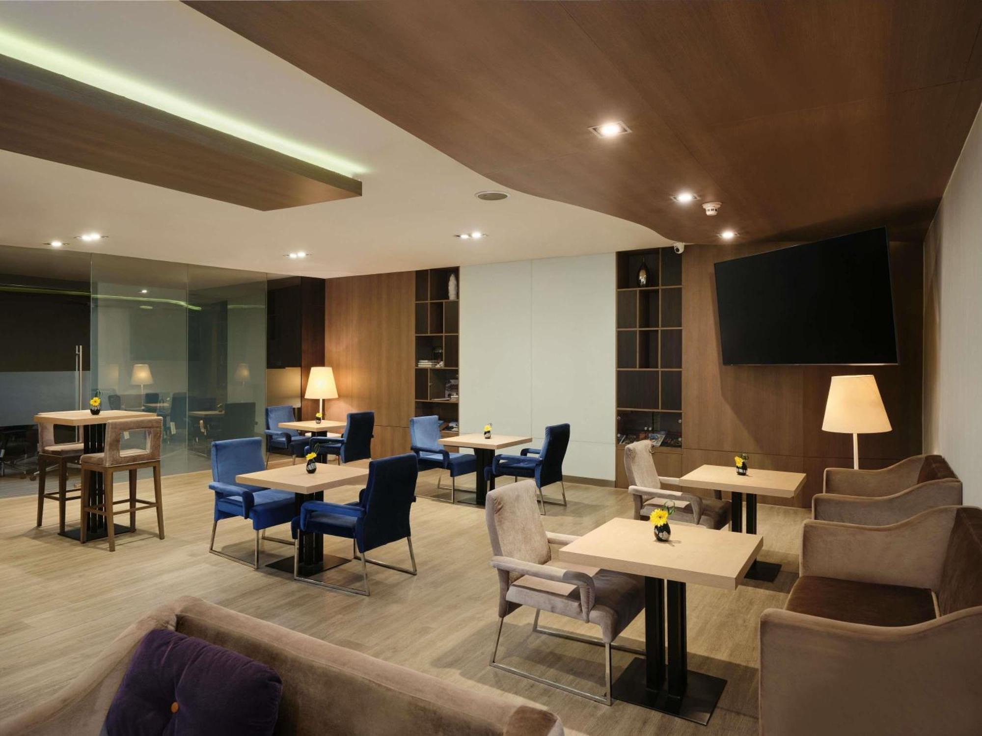Premier King Room Lounge Access
