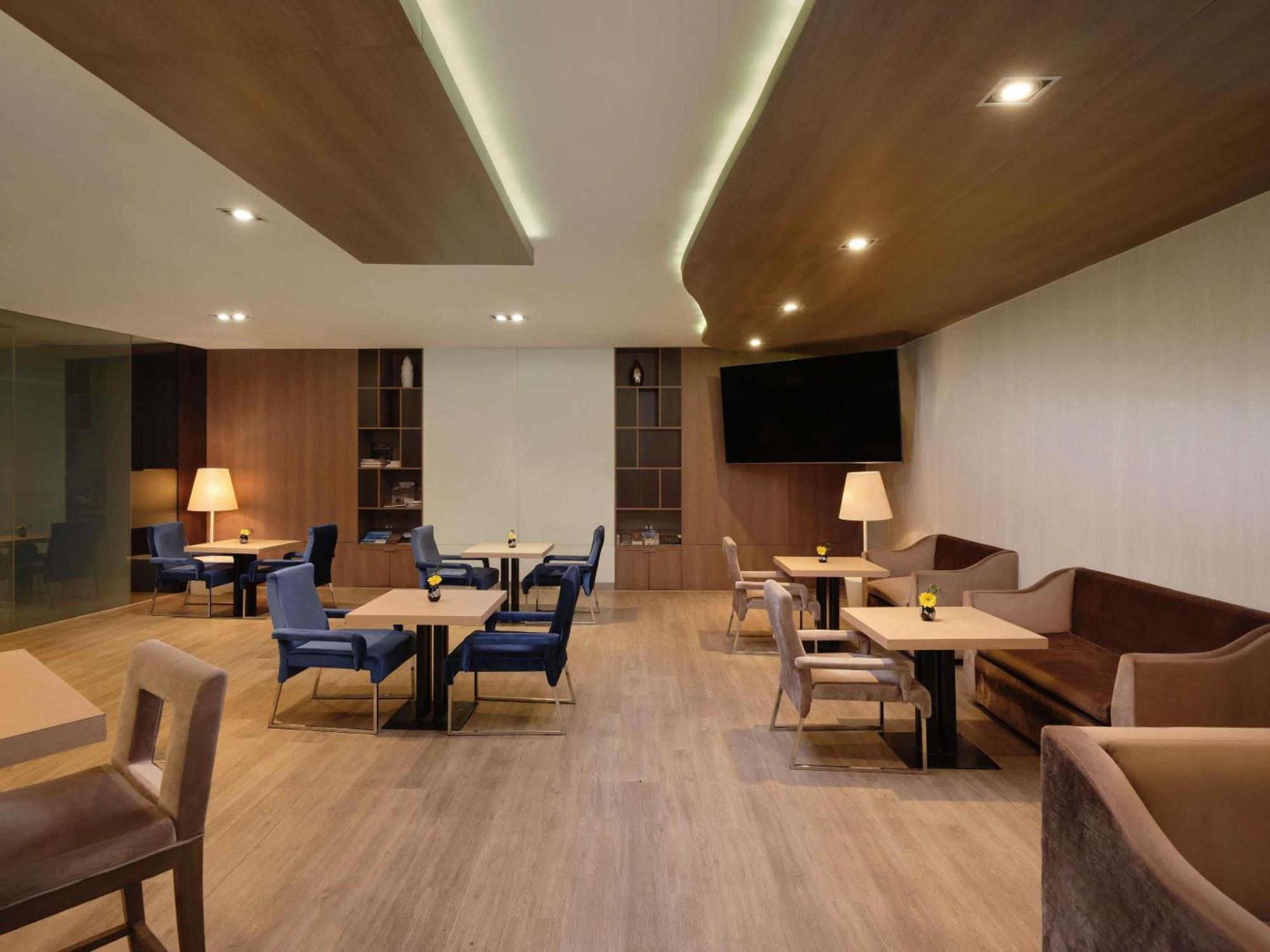 Premier King Room Lounge Access