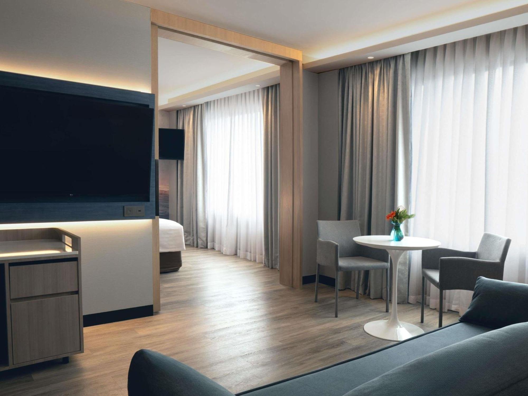 Junior Suite Queen Bed