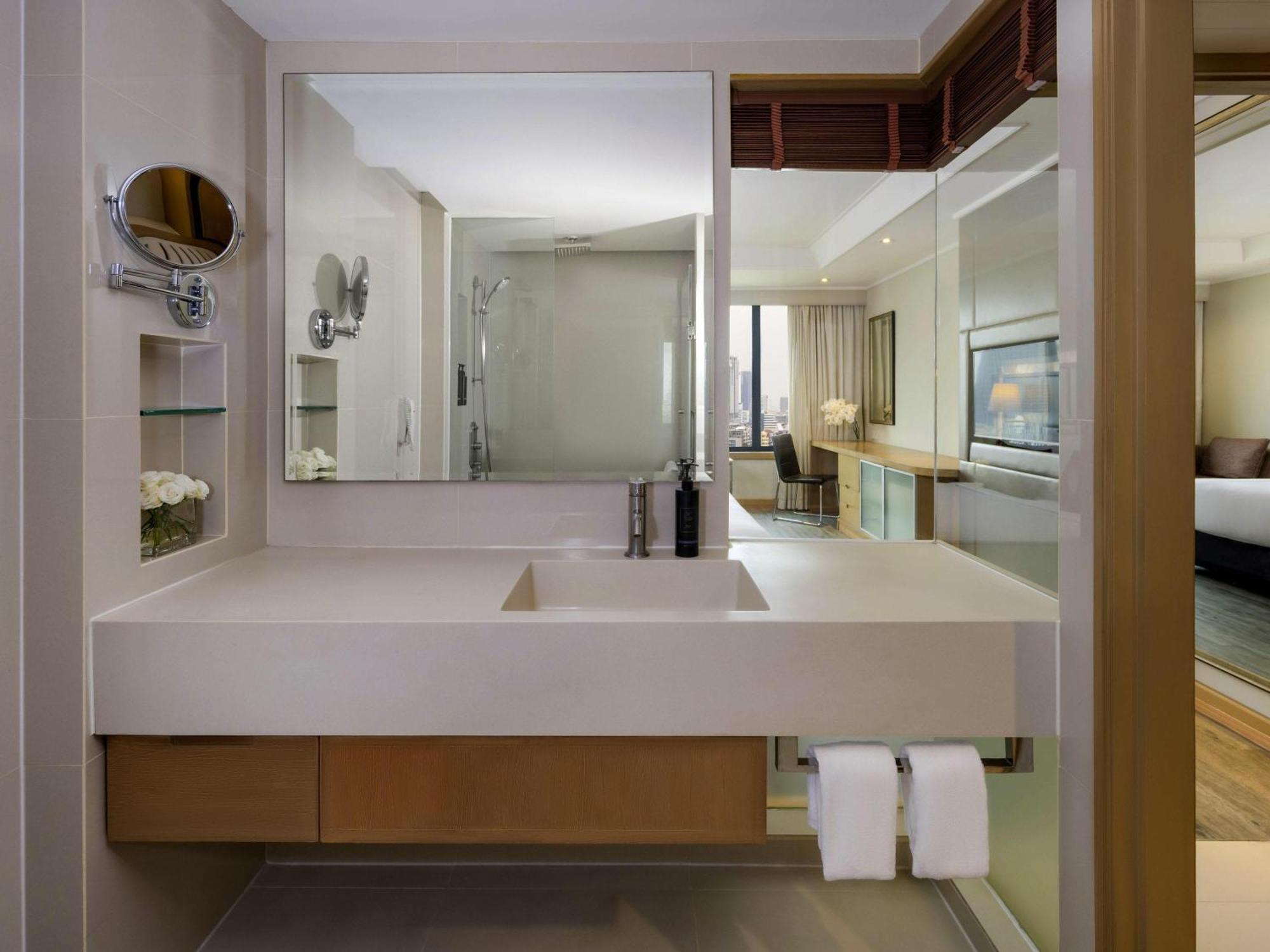 Deluxe Room 2 Twin Beds on Food Soft Beverage
