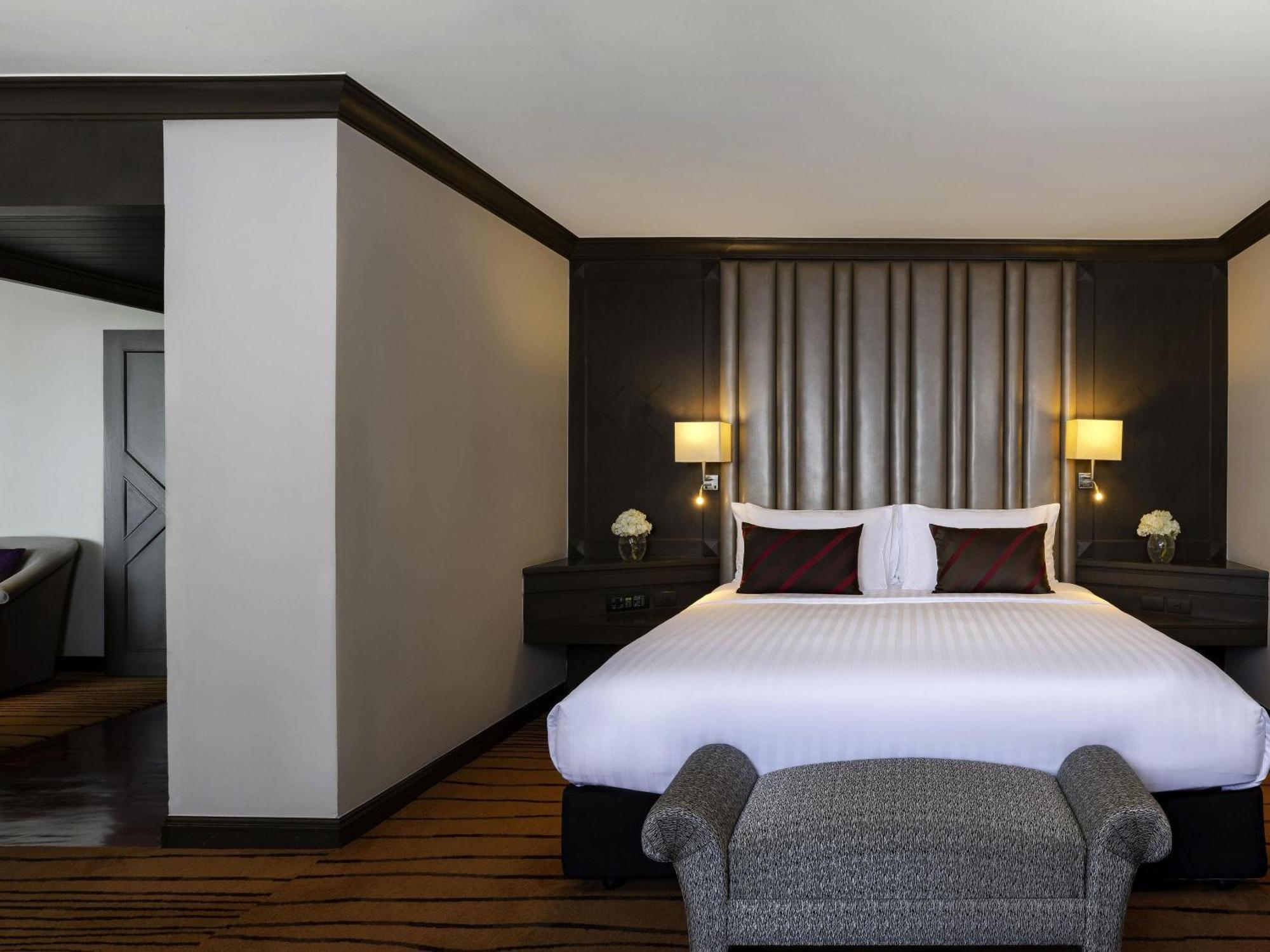 Executive Suite 1 King Bed Executive Lounge Access on Food Soft Beverage