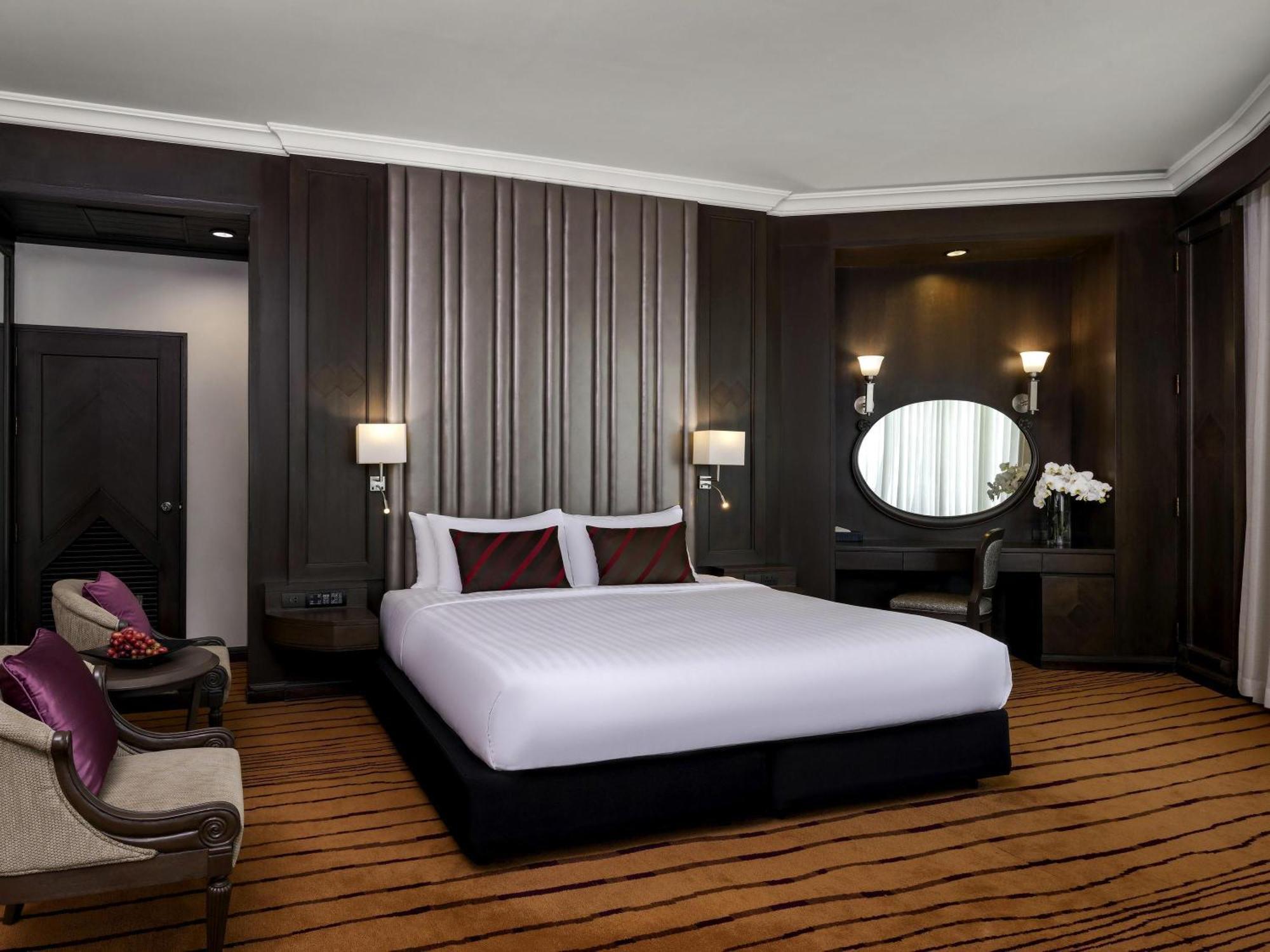 Grand Executive Suite 1 King Bed Executive Lounge Access on Food Soft Beverage