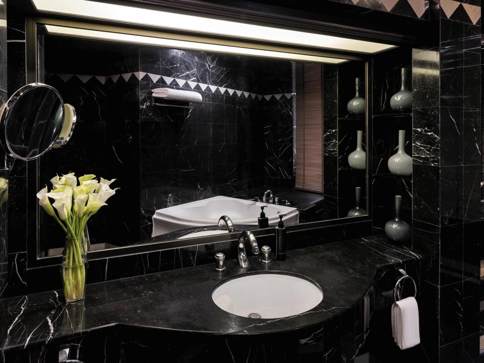 Grand Executive Suite 1 King Bed Executive Lounge Access on Food Soft Beverage
