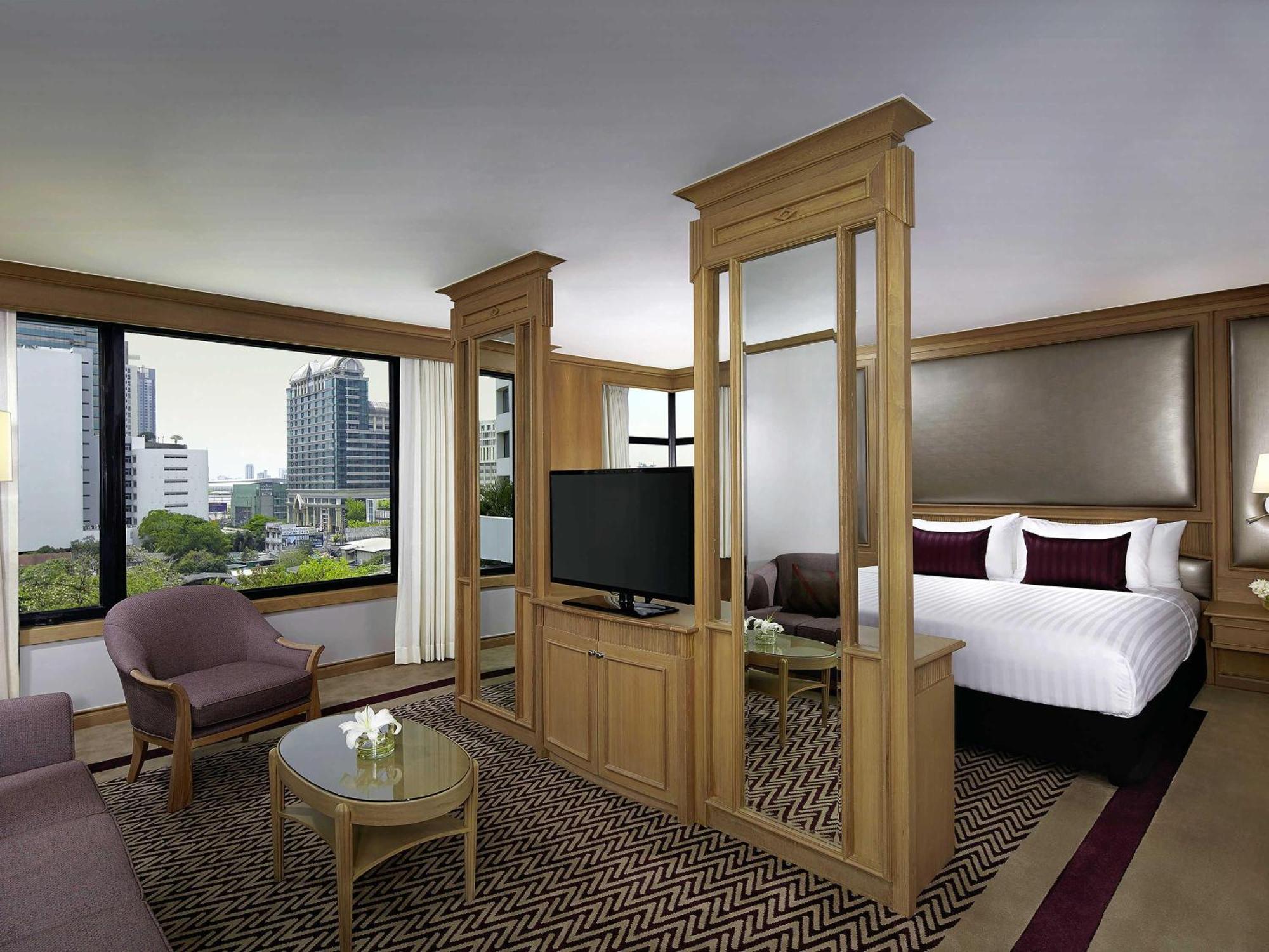 Corner Suite 1 King Bed Executive Lounge Access on Food Soft Beverage
