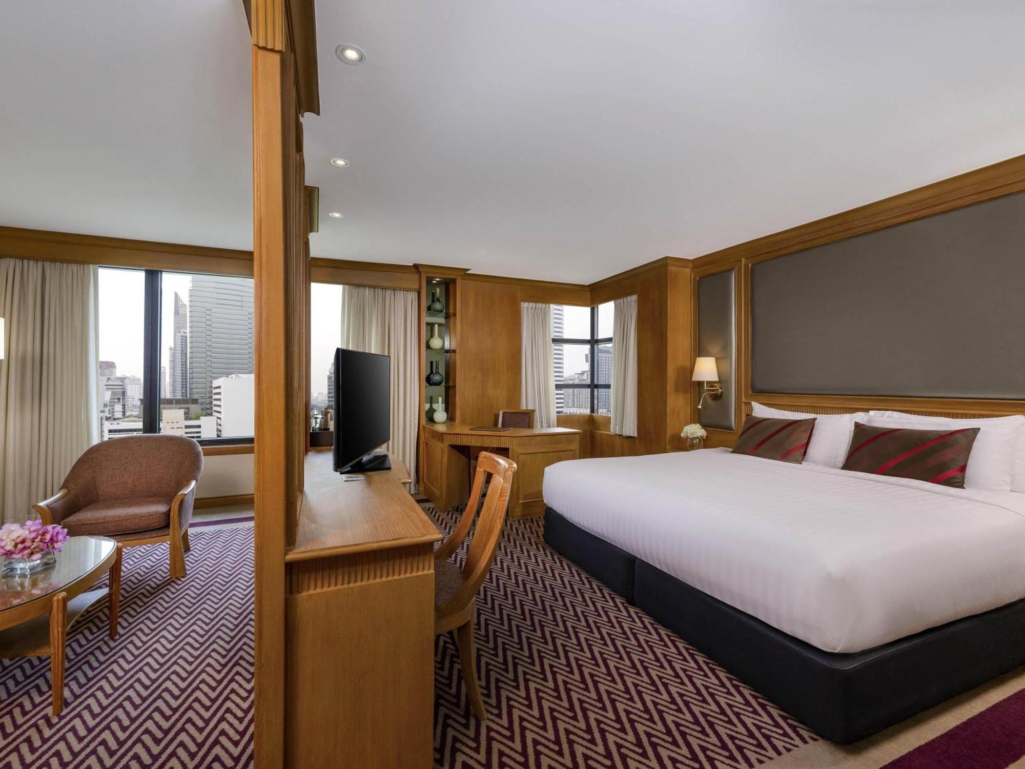 Corner Suite 1 King Bed Executive Lounge Access on Food Soft Beverage