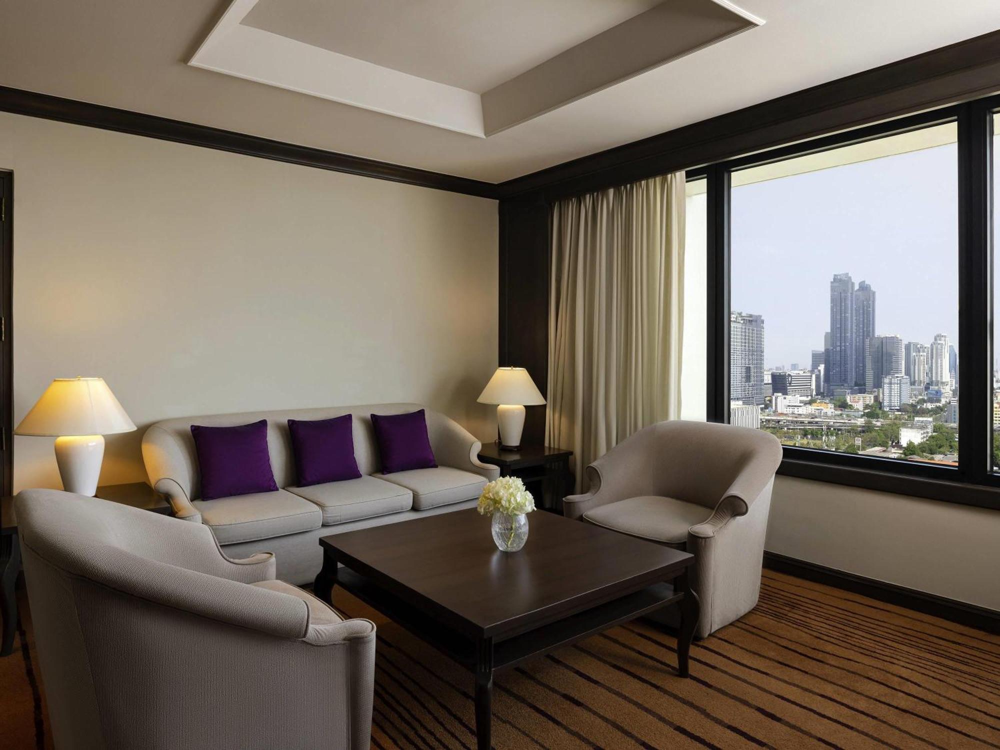Executive Suite 1 King Bed Executive Lounge Access on Food Soft Beverage