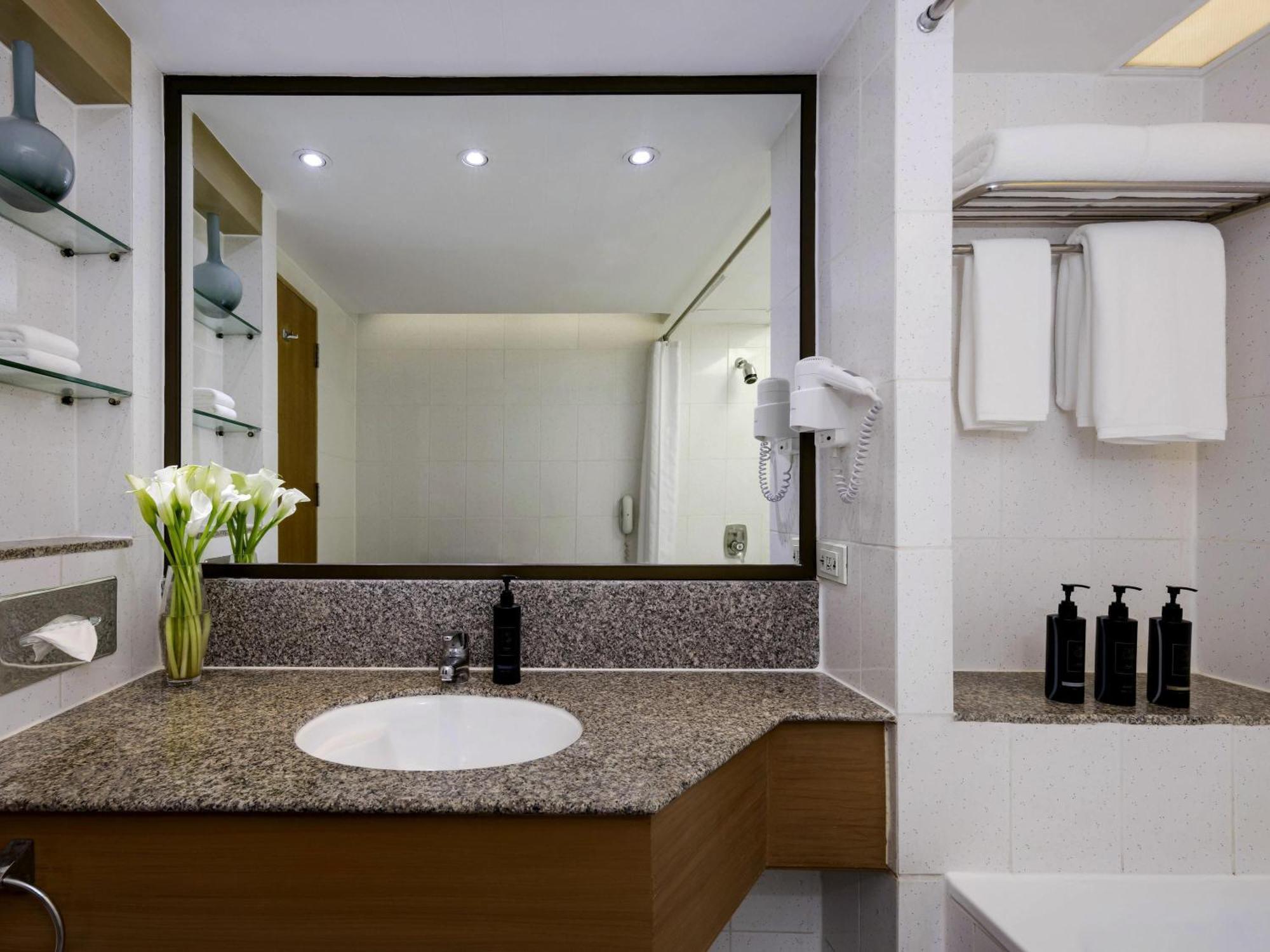Corner Suite 1 King Bed Executive Lounge Access on Food Soft Beverage