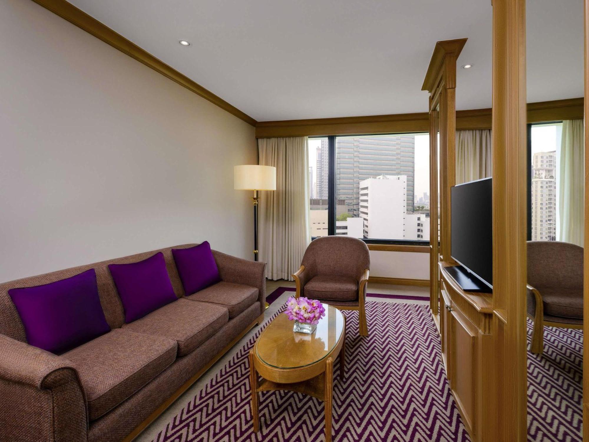 Corner Suite 1 King Bed Executive Lounge Access on Food Soft Beverage