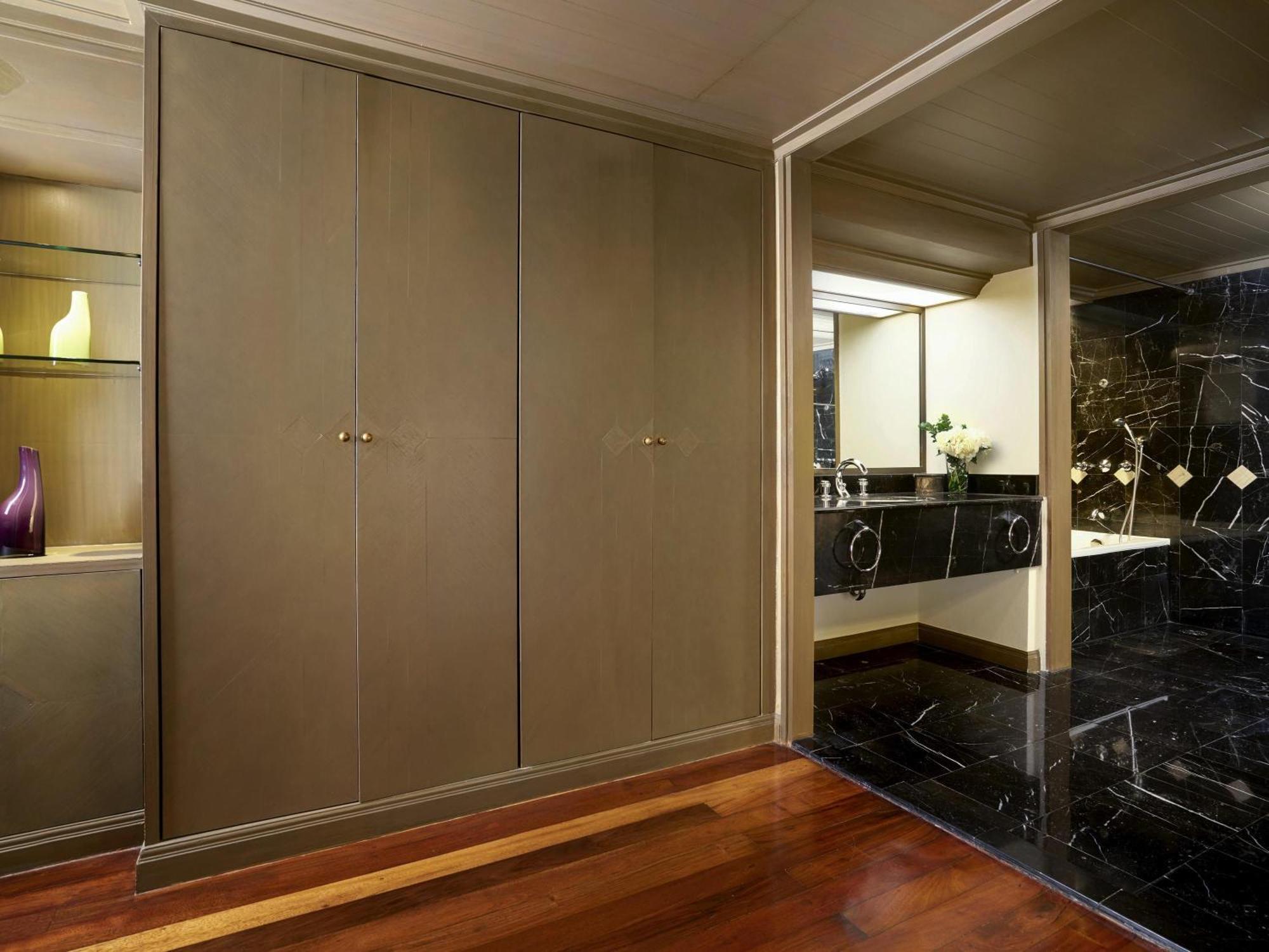 Executive Suite 1 King Bed Executive Lounge Access on Food Soft Beverage