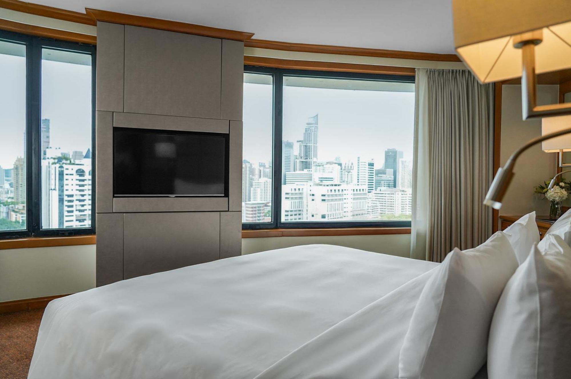 Grand Executive Suite 1 King Bed Executive Lounge Access on Food Soft Beverage