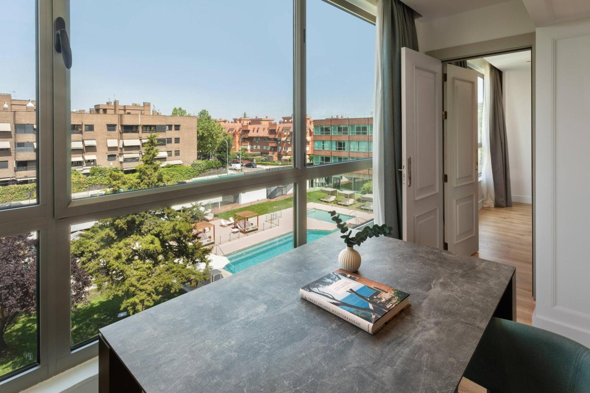 Grand Suite The Level Pool View