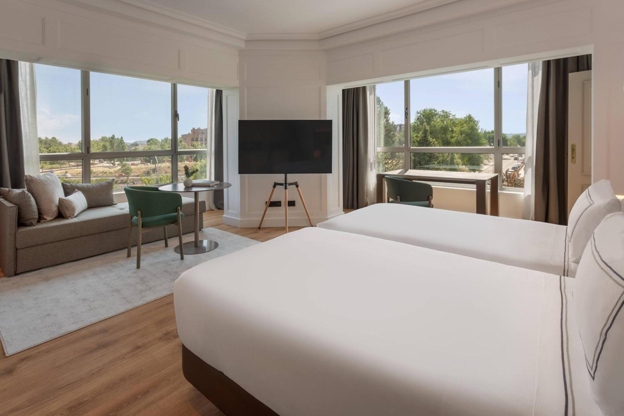 Grand Suite The Level Pool View