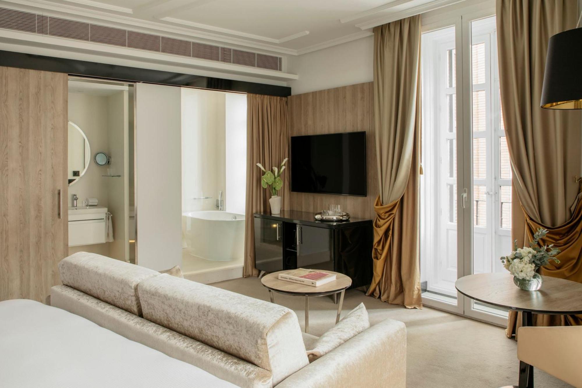 Junior Suite Red Level Connecting Room