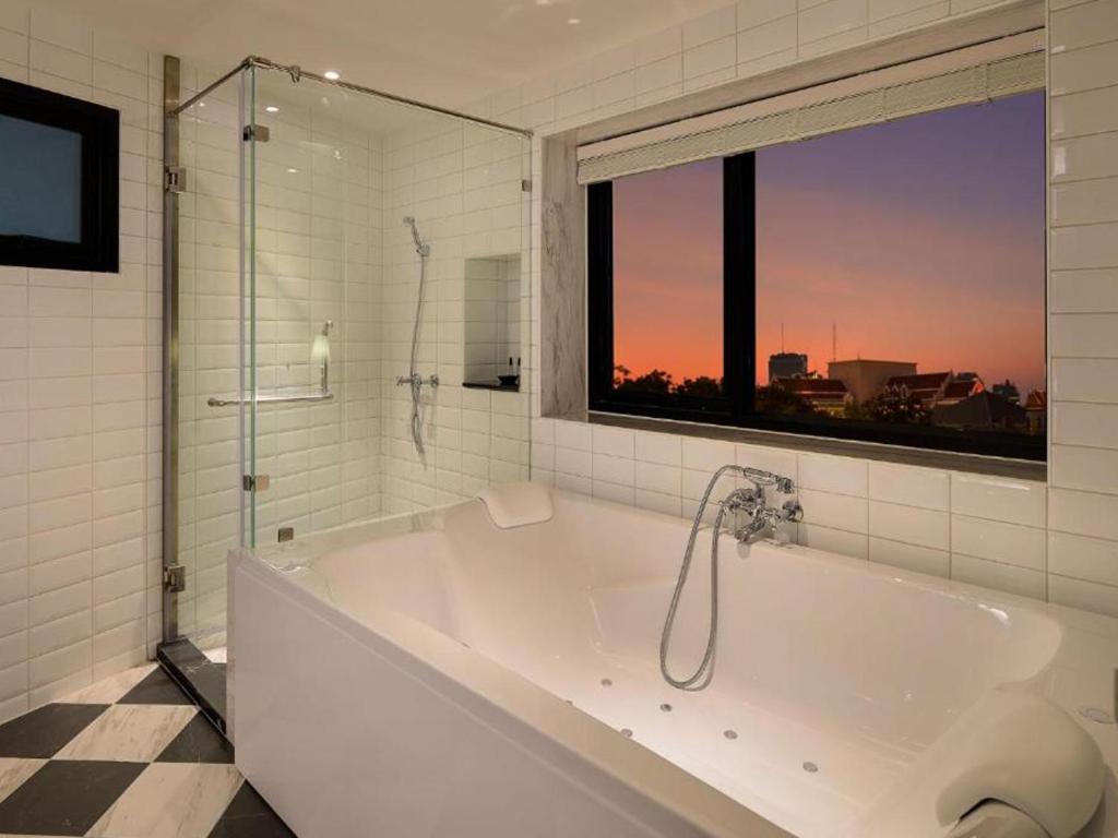 Premier Double Room Street View Spa Bath