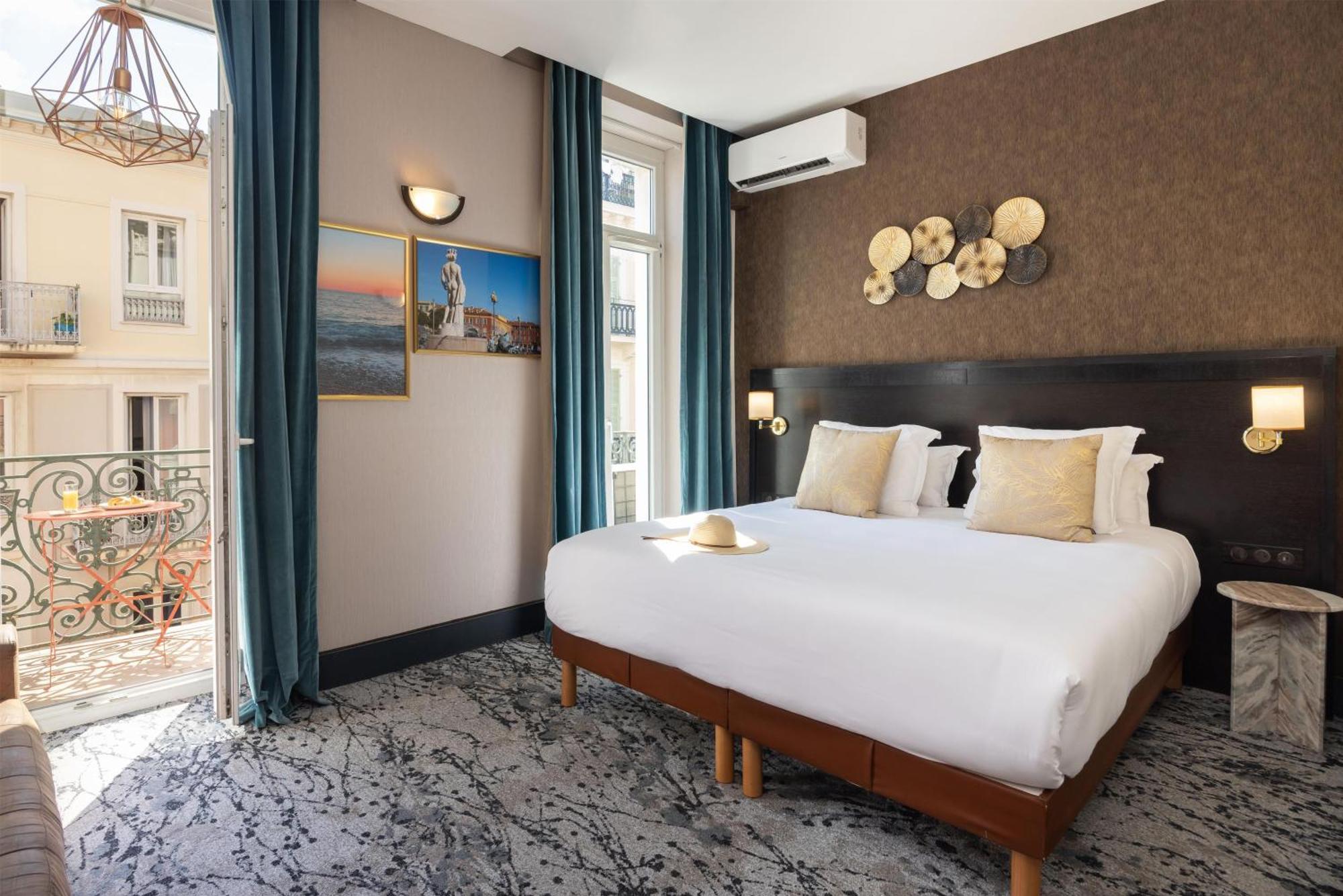 Queen Junior Suite with Balcony - Non-Smoking